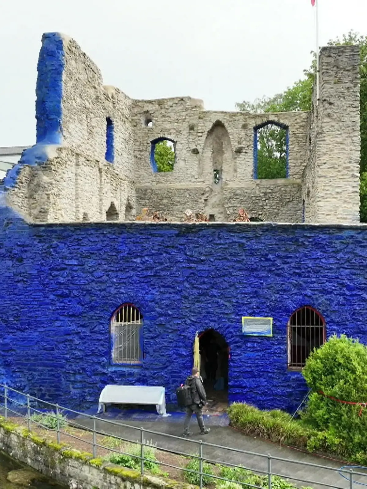Bild zu: "Künstler HA Schult malt Burgruine an"