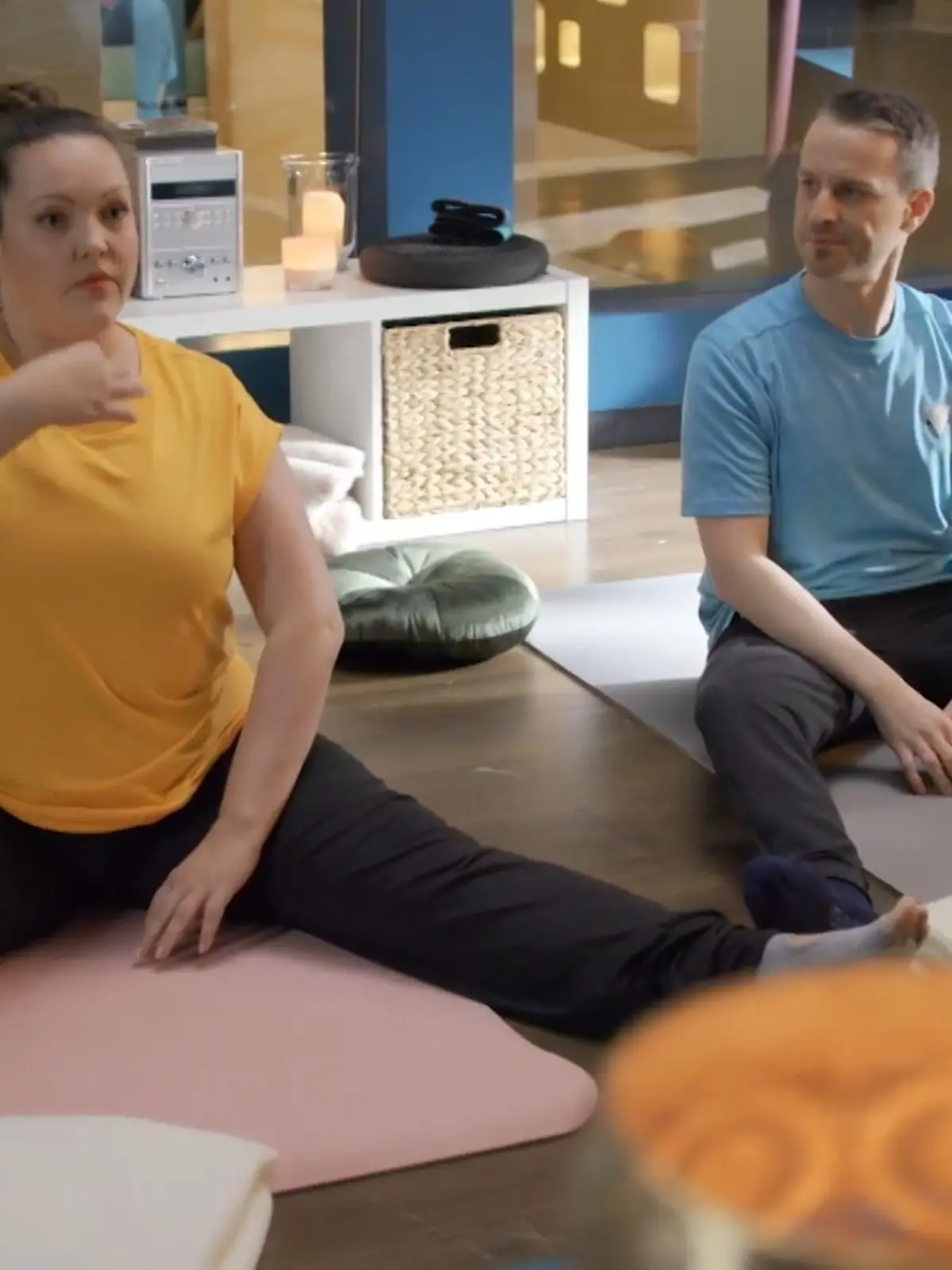 AWZ-Folge 4365 vom 16.01.24: Kilian hatte Streit mit seiner Cousine Isabelle. Bei der Yogastunde mit Hanna lässt er ordentlich Dampf ab. Doch die lässt sich das nicht gefallen ...
