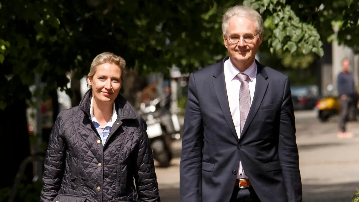 ARCHIV - 15.05.2020, Berlin: Alice Weidel, Co-Vorsitzende der AfD-Bundestagsfraktion, und Roland Hartwig, Bundestagsabgeordneter der AfD, kommen zu einem Treffen des Parteivorstandes. (zu dpa: "Nach Rechten-Treffen trennen sich AfD und Weidels Referent") Foto: Carsten Koall/dpa +++ dpa-Bildfunk +++