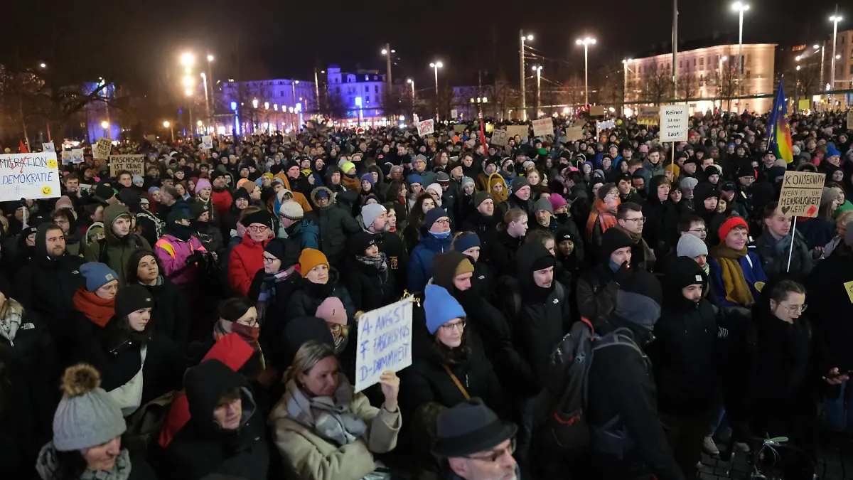 Demonstration gegen Rechts -Leipzig Teilnehmer einer Demonstration am 15.01.2024 in Leipzig. Über 1000 Menschen protestierten gegen die AfD und den Rechtsruck in Deutschland. *** Demonstration against the right in Leipzig Participants in a demonstration on 15 01 2024 in Leipzig Over 1000 people protested against the AfD and the shift to the right in Germany
