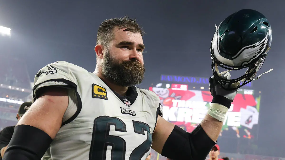 NFL, American Football Herren, USA NFC Wild Card Round-Philadelphia Eagles at Tampa Bay Buccaneers Jan 15, 2024 Tampa, Florida, USA Philadelphia Eagles center Jason Kelce 62 thanks the fans as he leaves the field after a 2024 NFC wild card game against the Tampa Bay Buccaneers at Raymond James Stadium. , EDITORIAL USE ONLY PUBLICATIONxINxGERxSUIxAUTxONLY Copyright: xNathanxRayxSeebeckx 20240116_cc_fo8_276