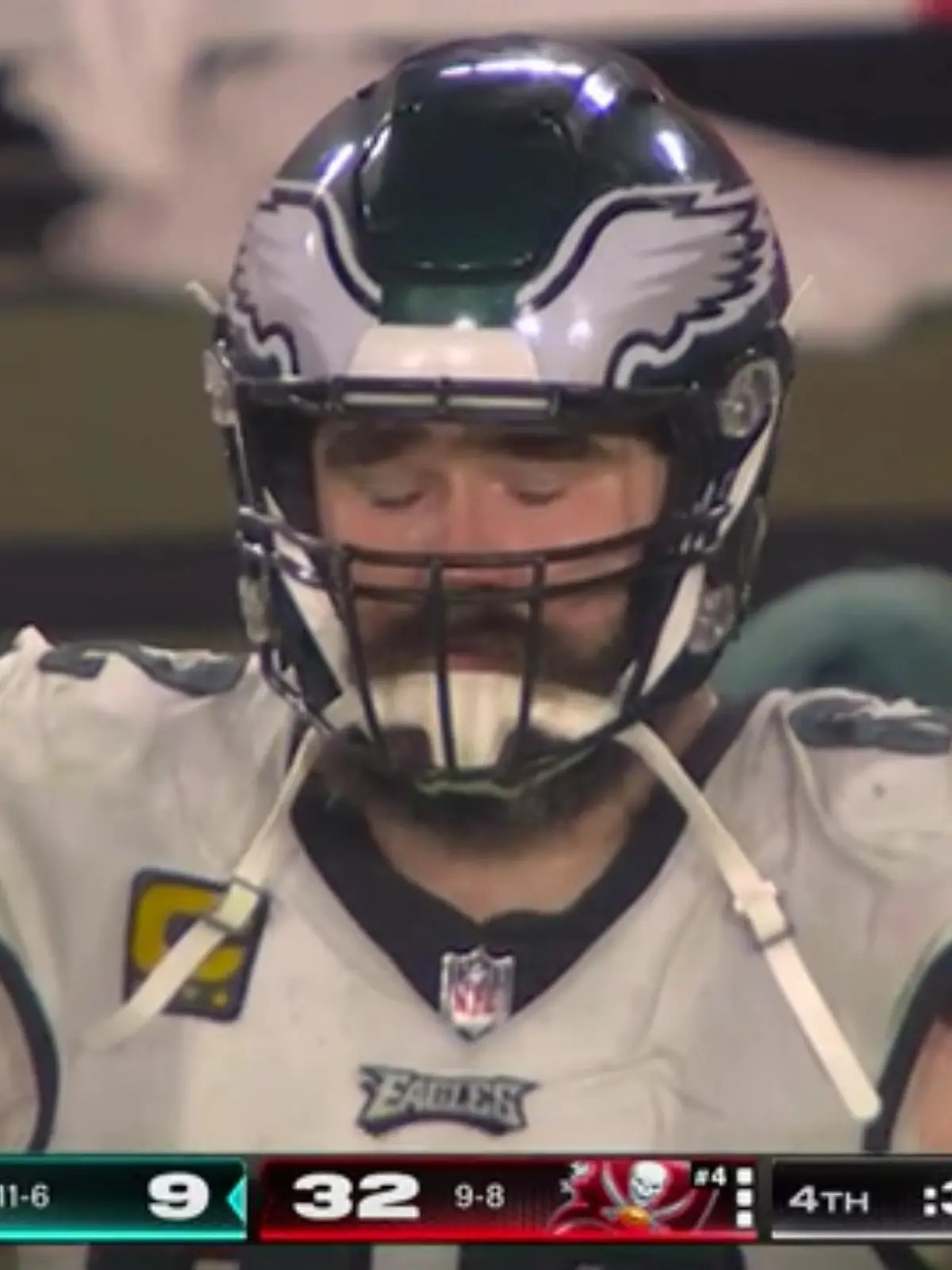 Endet die Karriere von Jason Kelce (36) mit einer bitteren Playoff-Pleite? Nach der Niederlage der Eagles gegen die Buccaneers brach der 128-Kilo-Koloss in Tränen aus.