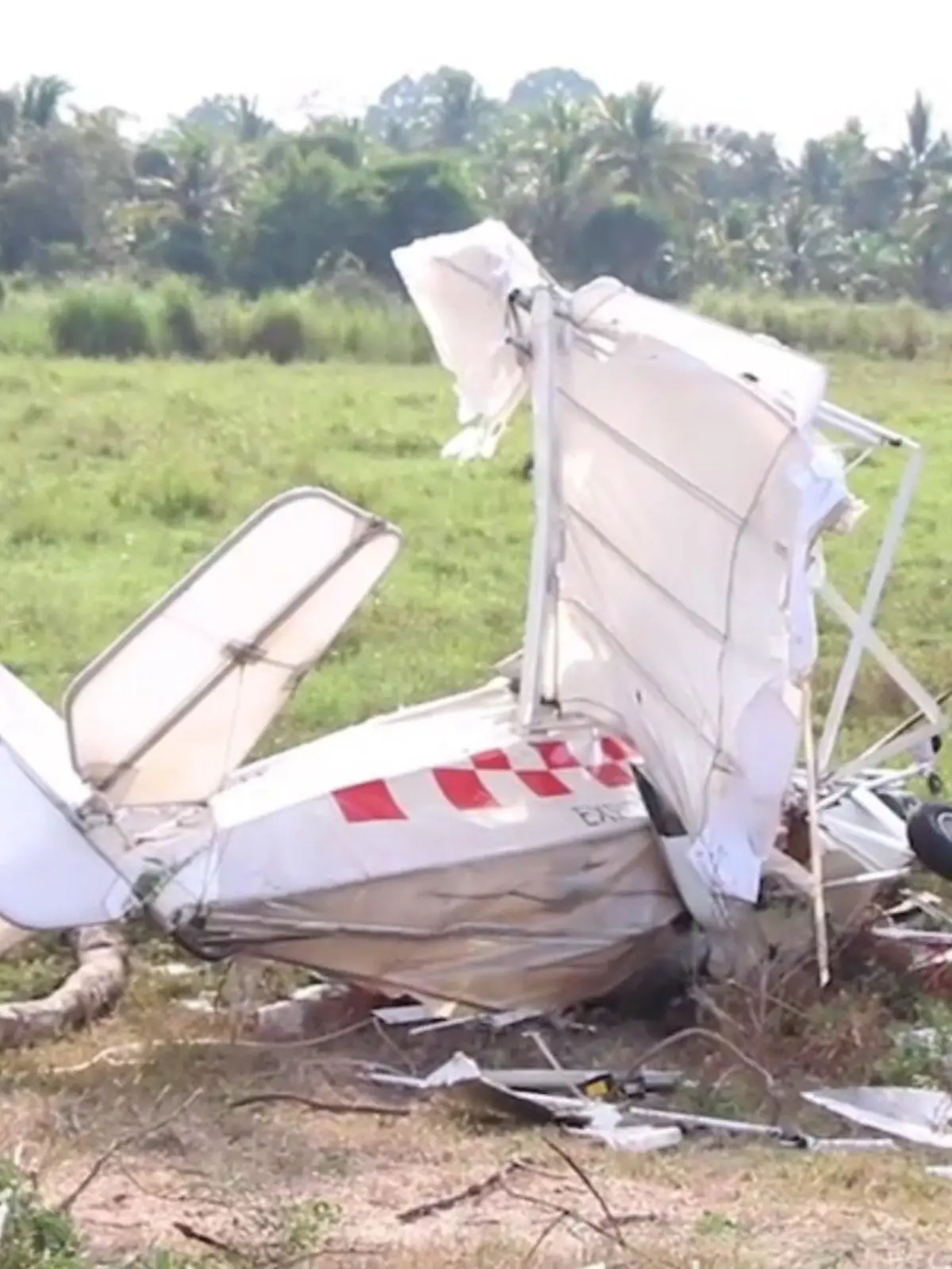 Anwohner eilen dem Verletzten in Thailand zu Hilfe.
