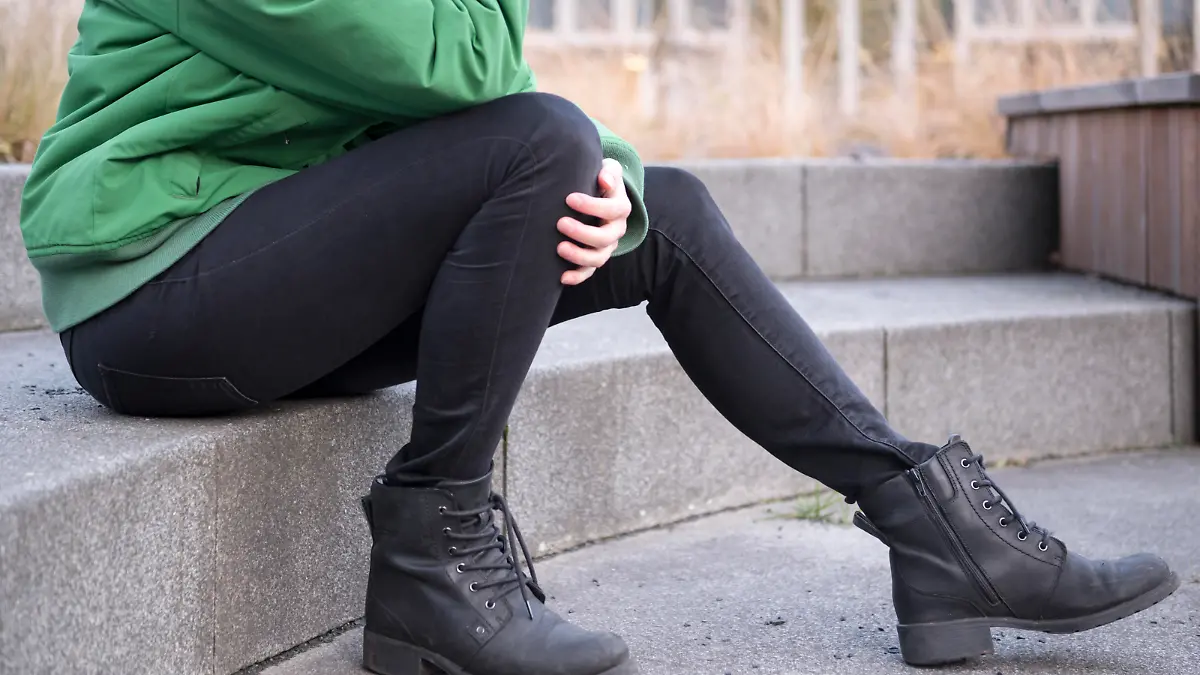 ILLUSTRATION - Eine Frau sitzt am 13.12.2017 in Berlin auf einer Treppenstufe (gestellte Szene). Foto: Florian Schuh