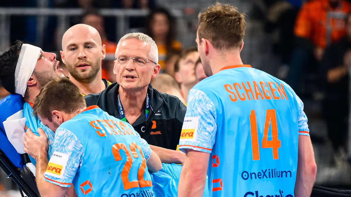 Mannheim, Deutschland: Handball EM 2024 - Vorrunde Gruppe E - Schweden - Niederlande Luc Steins Niederlande, Samir Benghanem Niederlande Verletzt / Verletzung / Schmerzen, Bobby Schagen Niederlande Mannheim Sap Arena Baden-Württemberg Deutschland *** Mannheim, Germany Handball European Championship 2024 Preliminary Round Group E Sweden Netherlands Luc Steins Netherlands , Samir Benghanem Netherlands Injured Injury Pain, Bobby Schagen Netherlands Mannheim Sap Arena Baden Württemberg Germany