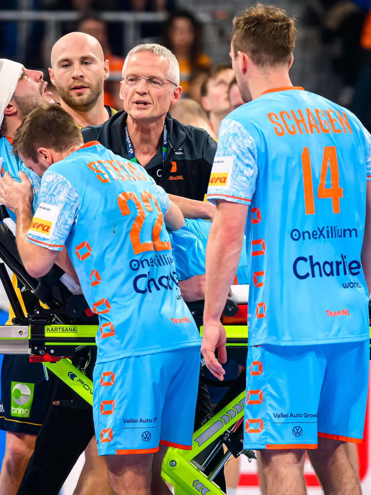 Mannheim, Deutschland: Handball EM 2024 - Vorrunde Gruppe E - Schweden - Niederlande Luc Steins Niederlande, Samir Benghanem Niederlande Verletzt / Verletzung / Schmerzen, Bobby Schagen Niederlande Mannheim Sap Arena Baden-Württemberg Deutschland *** Mannheim, Germany Handball European Championship 2024 Preliminary Round Group E Sweden Netherlands Luc Steins Netherlands , Samir Benghanem Netherlands Injured Injury Pain, Bobby Schagen Netherlands Mannheim Sap Arena Baden Württemberg Germany