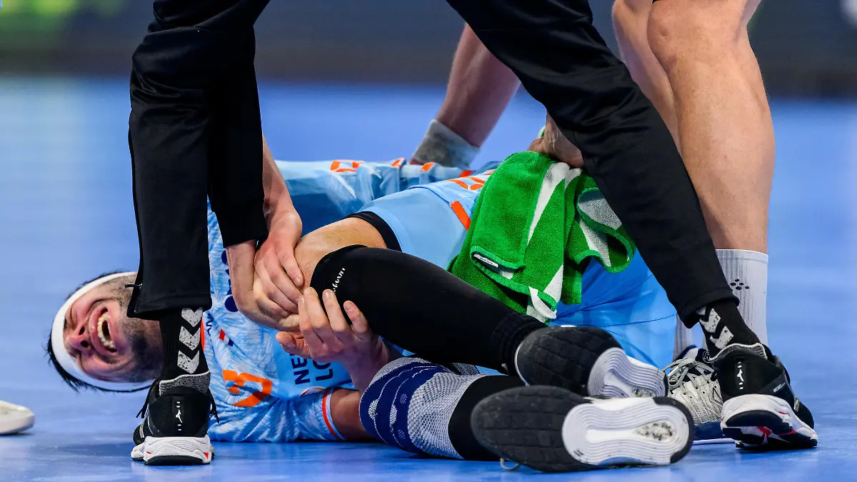 January 15, 2024, Manheim, Germany: 240115 Samir Benghanem of the Netherlands in pain during the EHF European Handball Championship match between Sweden and the Netherlands on January 15, 2024 in Manheim. .Photo: Ludvig Thunman / BILDBYRÃN / kod LT / LT0579.hÃ¥ndball handboll handball handbolls-em 2024 sverige sweden nederlÃ¤nderna netherlands ehf european handball championship day 5 bbeng depp skada (Credit Image: © Ludvig Thunman/Bildbyran via ZUMA Press) / action press