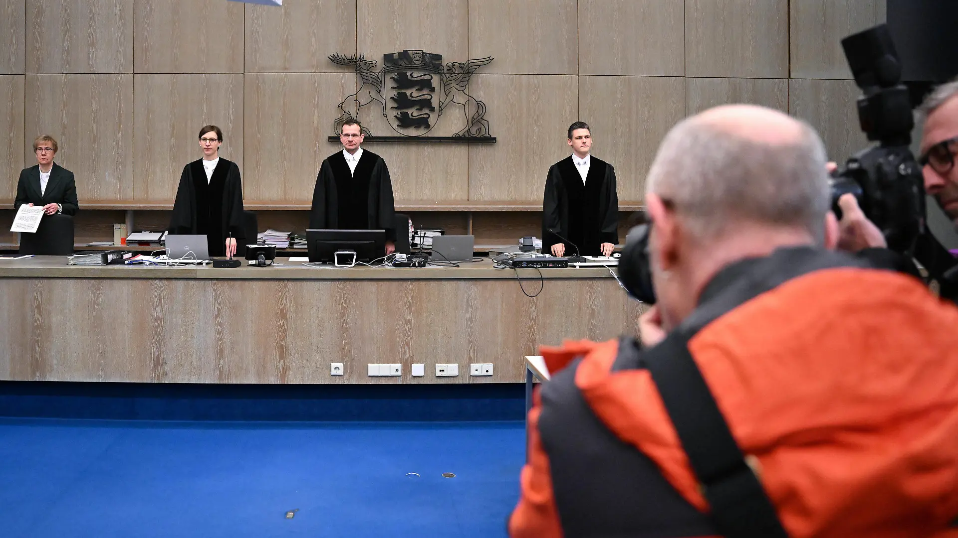 12.01.2024, Baden-Württemberg, Mannheim: In einem Gerichtssaal des Landgerichts Mannheim beginnt ein Prozess gegen 2 Polizisten nach einem tödlichen Polizeieinsatz. In der Mitte der Vorsitzende Richter Gerd Rackwitz. Ein 47-Jähriger war im Mai 2022 bei einem Polizeieinsatz zusammengebrochen und später im Krankenhaus gestorben. Foto: Bernd Weißbrod/dpa +++ dpa-Bildfunk +++