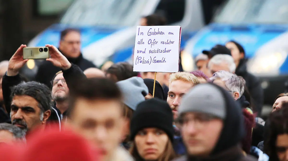30.12.2023, Baden-Württemberg, Mannheim: Teilnehmer einer Kundgebung unter dem Motto «Wie viele noch?» und «Gedenken an Ertekin!» gegen eskalierende Polizeigewalt gedenken der Opfer rechter und rassistischer Polizeigewalt. Hintergrund sind mehrere Einsätze, bei denen jemand ums Leben kam. Nach Angaben einer Polizeisprecherin folgten am Samstag 180 bis 200 Leute dem Aufruf zur Demonstration in der Innenstadt. Foto: Dieter Leder/dpa +++ dpa-Bildfunk +++