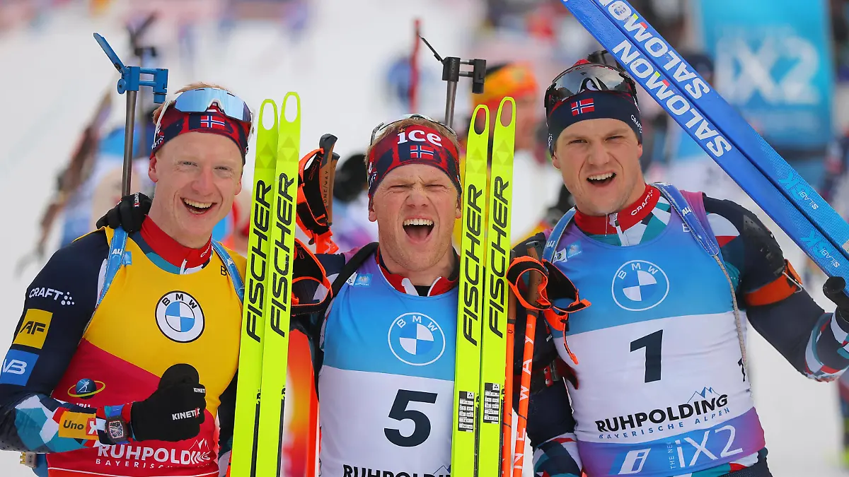 Sport Bilder des Tages BIATHLON - IBU WC Ruhpolding RUHPOLDING,GERMANY,14.JAN.24 - BIATHLON - IBU World Cup, 12.5km pursuit, men. Image shows the rejoicing of Johannes Thingnes Boe, Johannes Dale-Skjevdal and Vetle Sjaastad Christiansen NOR. PUBLICATIONxNOTxINxAUTxSUIxSWE GEPAxpictures/xThomasxBachun