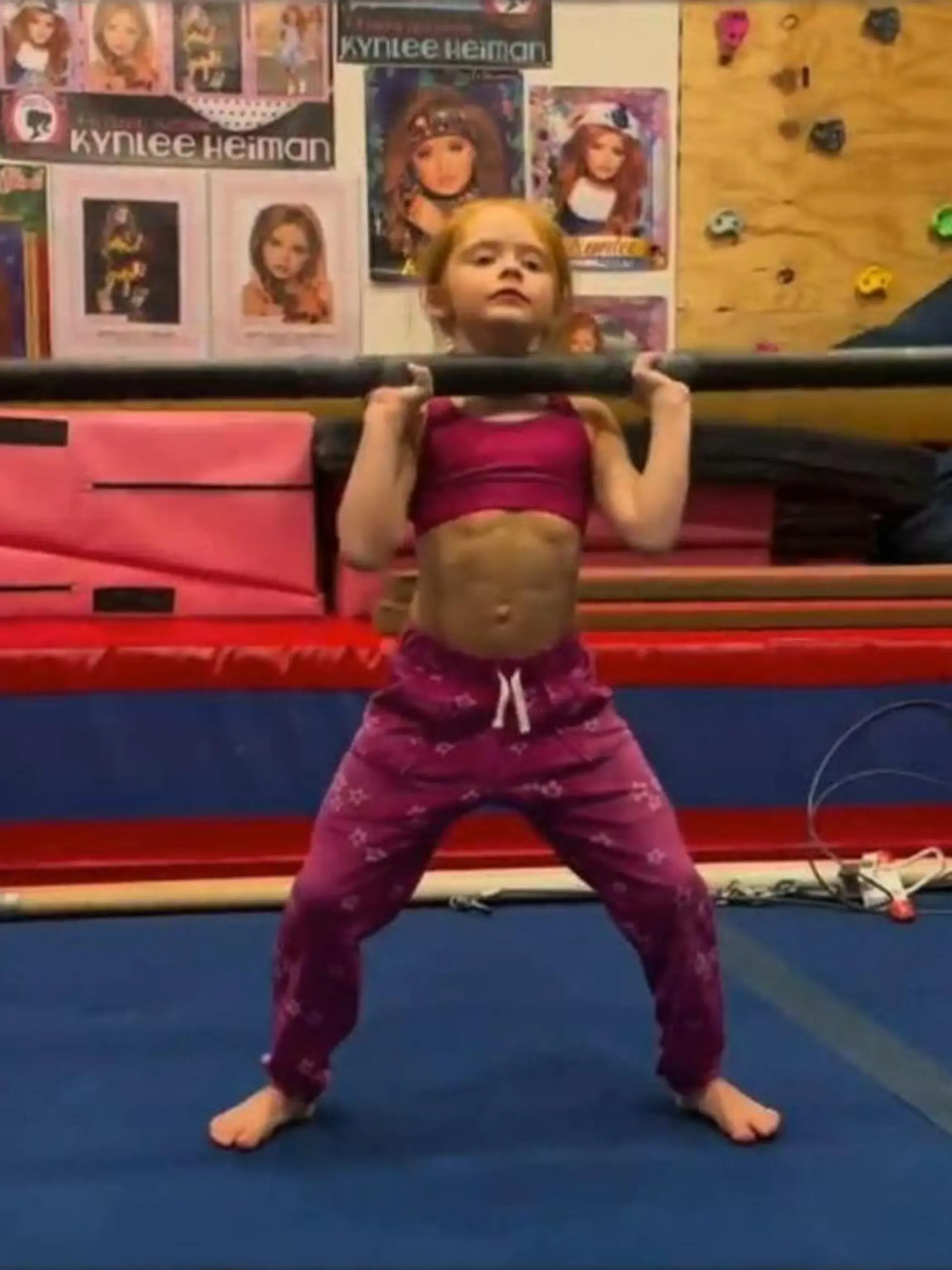 Kynlee Heiman (7) hat ein Sixpack, von dem manche erwachsene Sportler nur träumen können. Sie sind die Folge eines durchgeplanten Alltags voller Trainingseinheiten. Ihre größte Befürworterin: Mutter Angel Heiman. Im Netz finden sich hingegen massenhaft Kritiker – doch werden sie laut, werden sie einfach von Kynlees Social Media-Profilen verbannt. Vor zwei Jahren hat RTL die damals Fünfjährige in ihrer Heimat in Kansas, USA, besucht. Shootings, Trainings für Schönheitswettbewerbe, Turn-Training – schon damals hatte das Mädchen einen strikten Tagesplan. Und auch wenn Schönheitswettbewerbe von der Agenda gestrichen wurden, einen strammen Tagesplan hat Kynlee nach wie vor. Neuerdings wird sie immer wieder für Werbung und kleinere Filmrollen gebucht. Termine, die das Mädchen neben ihrem weiterhin strengen Turn-Training absolviert. Denn: Mutter und Tochter verfolgen ein neues Ziel. Welches das ist, erfahrt ihr im Video.