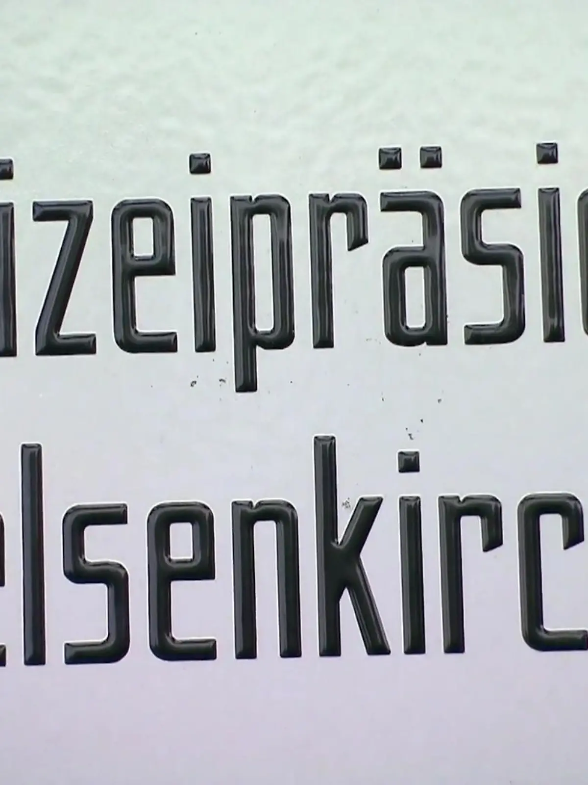 Bild zu: "Polizei will Hinweise zu Mädchen"