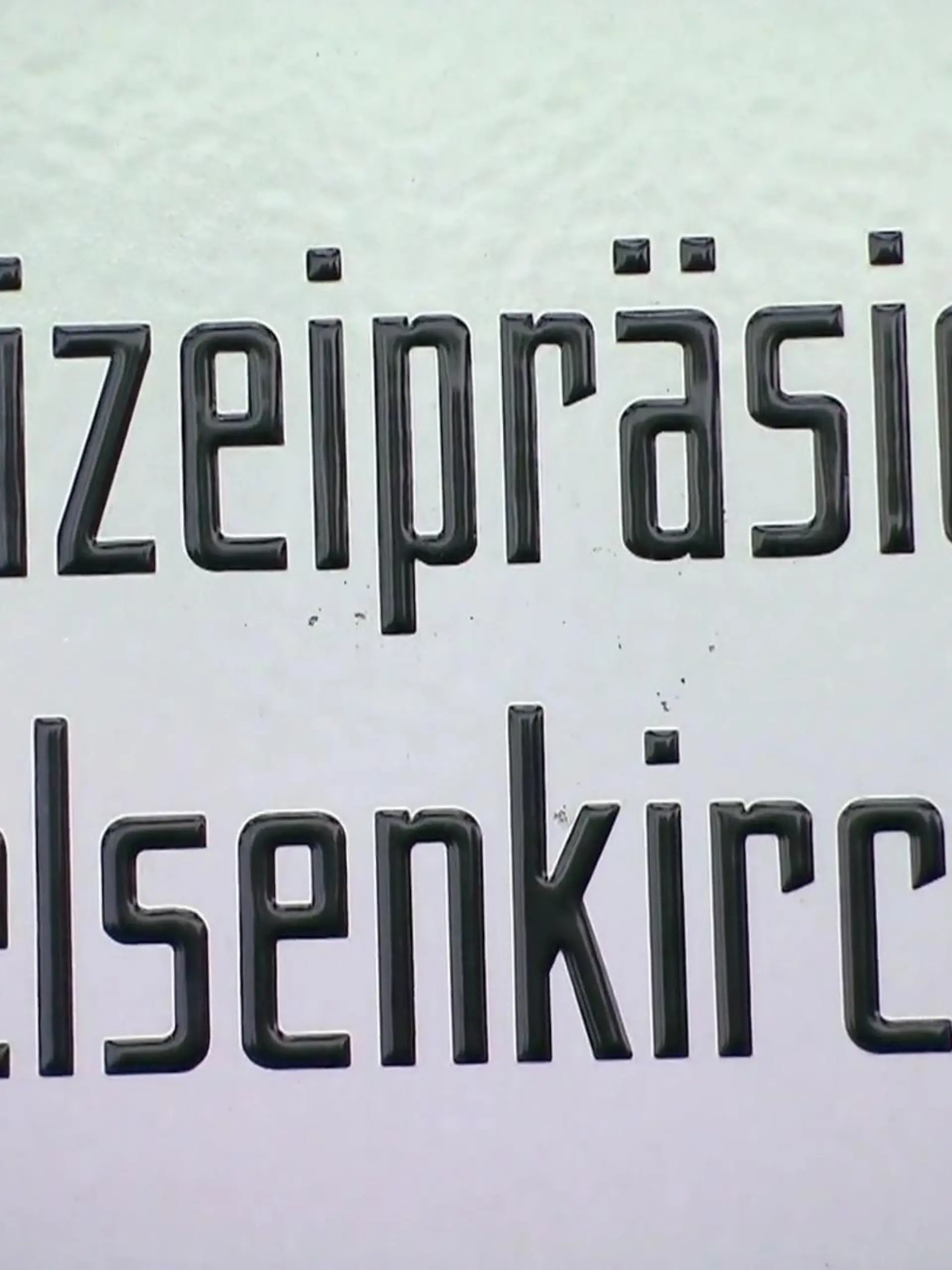 Bild zu: "Polizei will Hinweise zu Mädchen"