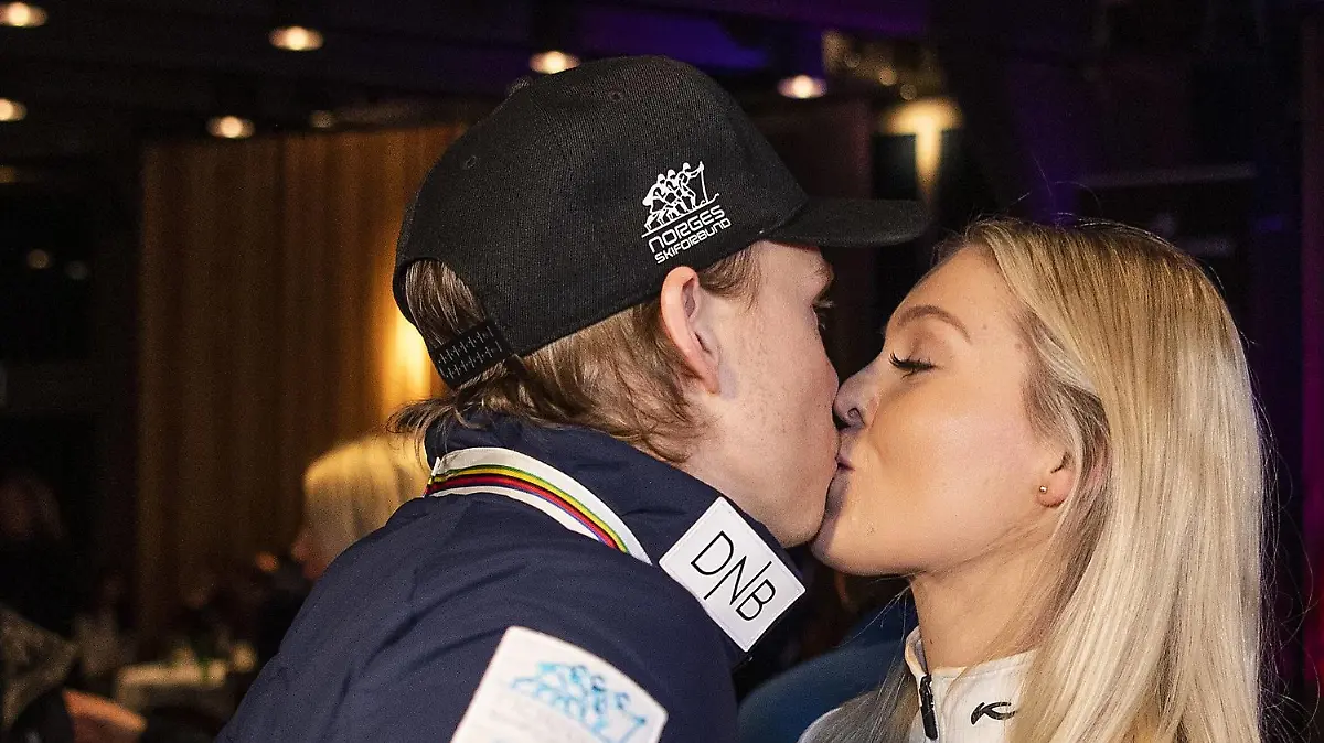 190215 Henrik Kristoffersen of Norway celebrates with his girlfriend Tonje Barkenes after the men s giant slalom the FIS Alpine World Ski Championships on February 15, 2019 in Are. Photo: Joel Marklund / BILDBYRAN / kod JM / 87870 *** 190215 Henrik Kristoffersen of Norway celebrates with his girlfriend Tonje Barkenes after the men s giant slalom the FIS Alpine World Ski Championships on February 15 2019 in Are Photo Joel Marklund BILDBYRAN kod JM 87870, PUBLICATIONxNOTxINxDENxNORxSWExFINxAUT Copyright: JOELxMARKLUND BB190215JM143  