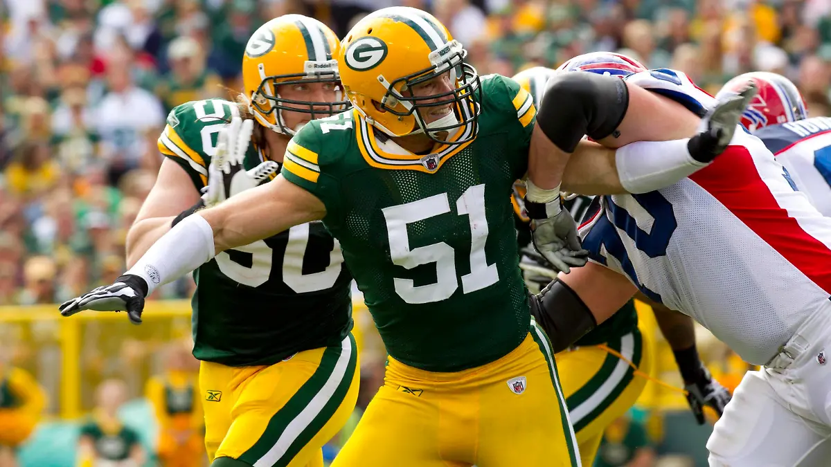 NFL, American Football Herren, USA Buffalo Bills at Green Bay Packers Sep 19, 2010 Green Bay, WI, USA Green Bay Packers linebacker Brady Poppinga 51 plays defense during the game against the Buffalo Bills at Lambeau Field. The Packers defeated the Bills 34-7. Green Bay Wisconsin UNITED STATES, EDITORIAL USE ONLY PUBLICATIONxINxGERxSUIxAUTxONLY Copyright: xJeffxHanisch-USAxTODAYxSportsx 4857008