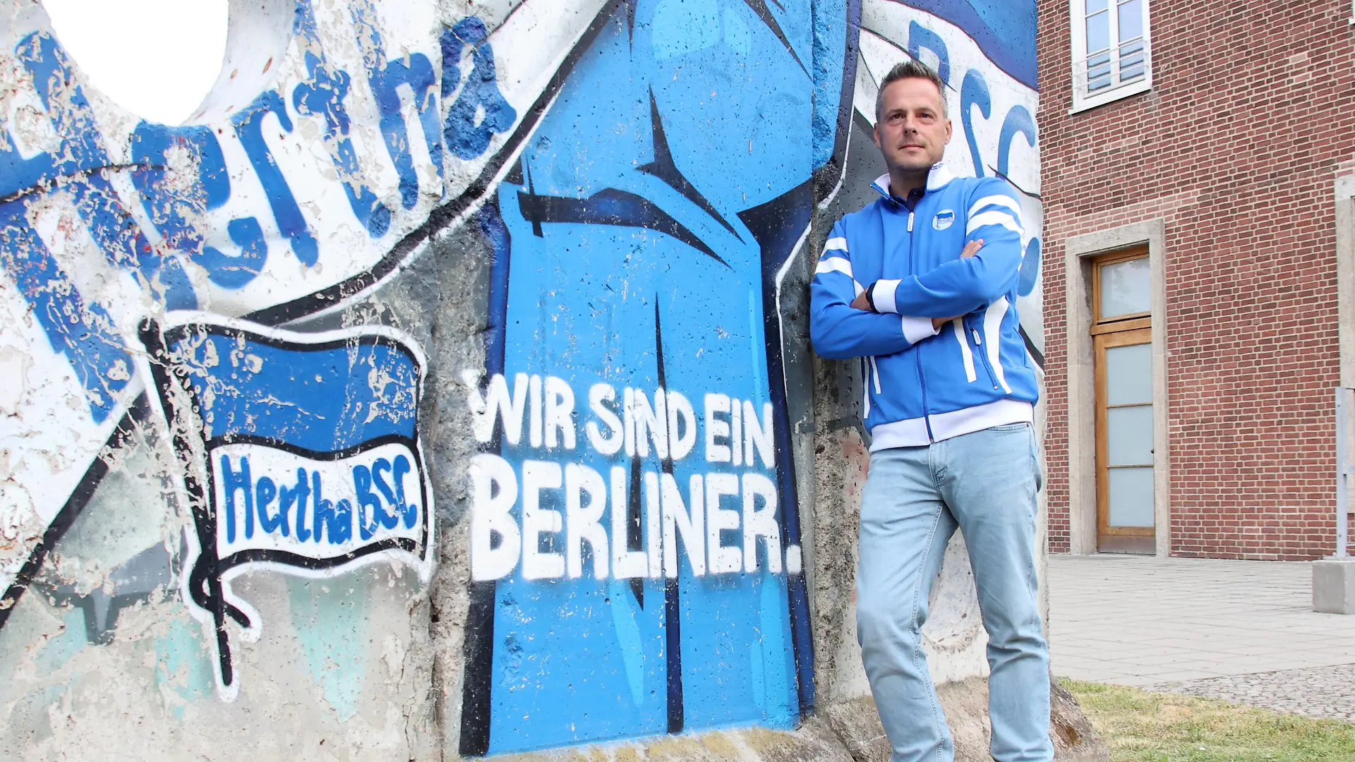  DEU, DFL, 1. FBL, Hertha BSC - Praesident, / 06.07.2022, Sportforum, Berlin, DEU, DFL, 1. FBL, Hertha BSC - Praesident, im Bild Praesident Kay Bernstein Hertha BSC Berlin am Mauerstück von Hertha-BSC DFL - regulations prohibit any use of Photographs as image sequences and/or quasi-video Foto: Juergen Engler / nordphoto GmbH *** DEU, DFL, 1 FBL, Hertha BSC President, 06 07 2022, Sportforum, Berlin, DEU, DFL, 1 FBL, Hertha BSC President, in picture President Kay Bernstein Hertha BSC Berlin at the wall piece of Hertha BSC DFL regulations prohibit any use of Photographs as image sequences and quasi video Foto Juergen Engler nordphoto GmbH JuergenxEngler nph00076