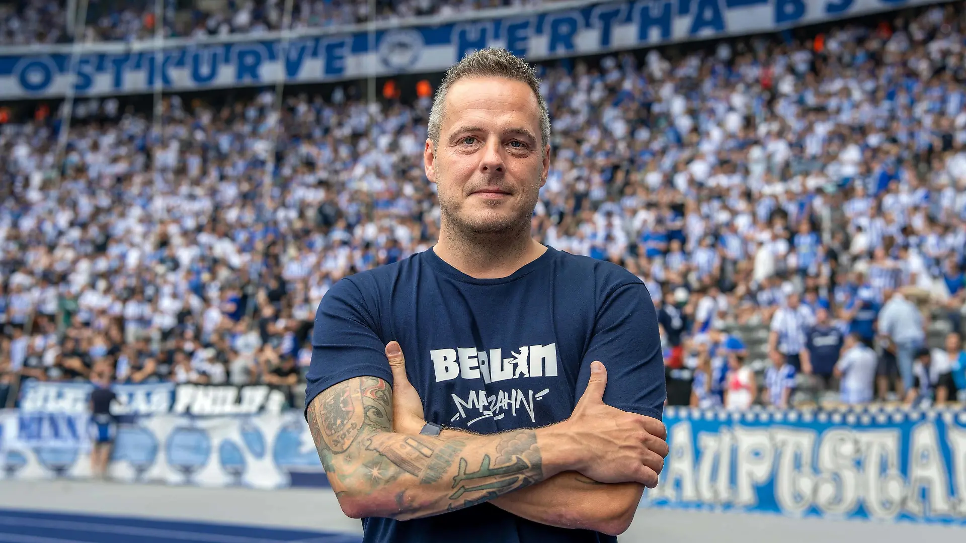 Fußball Berlin 13.08.2022 1. Bundesliga / DFL Saison 2022 / 2023 Hertha BSC Berlin - Eintracht Frankfurt Kay Bernstein Hertha Präsident vor der Hertha Fankurve Ostkurve Hertha Fans *** Soccer Berlin 13 08 2022 1 Bundesliga DFL season 2022 2023 Hertha BSC Berlin Eintracht Frankfurt Kay Bernstein Hertha President in front of Hertha Fankurve Ostkurve Hertha Fans 