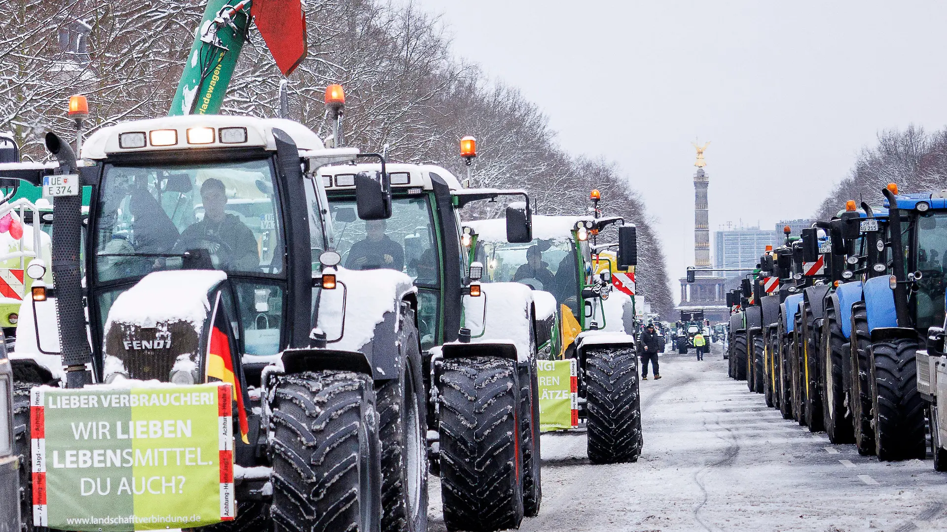 16.01.2024, Berlin: Ein Schild mit der Aufschrift «Wir lieben Lebensmittel. Du auch?» ist an einem Traktor befestigt, der mit zahlreichen weiteren Traktoren auf der Straße des 17. Juni zum Brandenburger Tor fährt. Landwirte, Speditionsfirmen und Handwerker protestieren gegen geplante Subventionskürzungen durch die Bundesregierung unter anderem beim Agrardiesel. Foto: Carsten Koall/dpa +++ dpa-Bildfunk +++