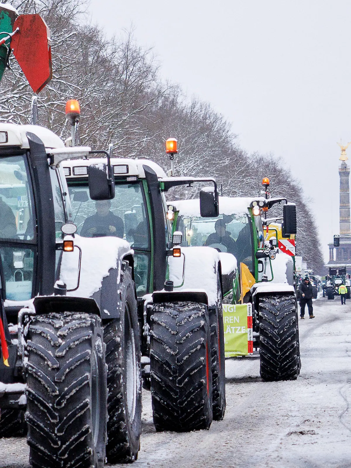 16.01.2024, Berlin: Ein Schild mit der Aufschrift «Wir lieben Lebensmittel. Du auch?» ist an einem Traktor befestigt, der mit zahlreichen weiteren Traktoren auf der Straße des 17. Juni zum Brandenburger Tor fährt. Landwirte, Speditionsfirmen und Handwerker protestieren gegen geplante Subventionskürzungen durch die Bundesregierung unter anderem beim Agrardiesel. Foto: Carsten Koall/dpa +++ dpa-Bildfunk +++