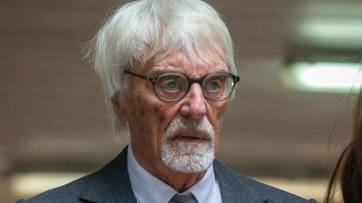 October 4, 2022, London, England, United Kingdom: Former Formula-1 boss BERNIE ECCLESTONE is seen leaving Southwark Crown Court with his wife FABIANA FLOSI after the trial over fraud charges. (Credit Image: © Tayfun Salci/ZUMA Press Wire)