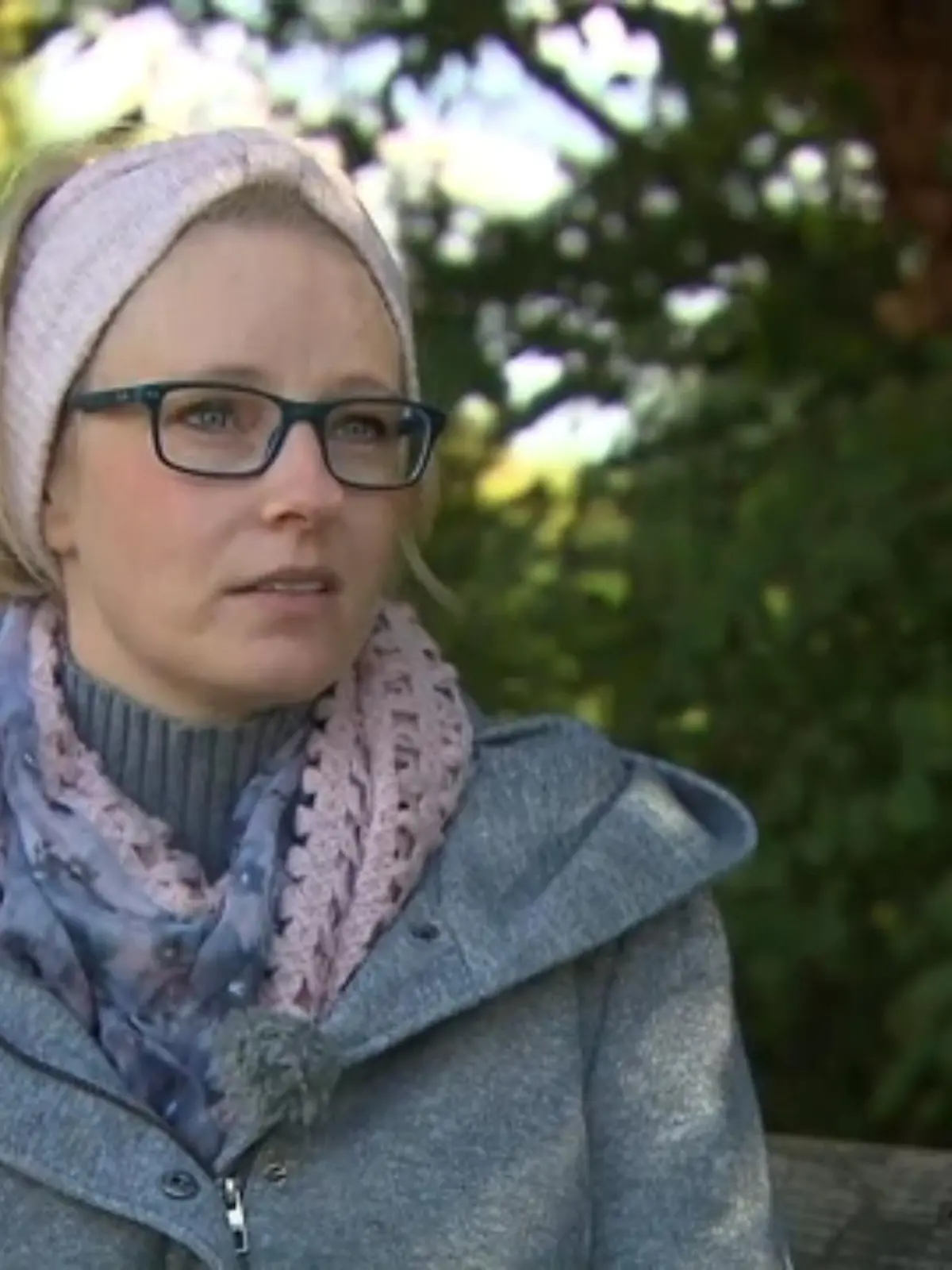 Eigentlich war Ulrike Huf aus Mühlheim am Main eine körperlich fitte und gesunde Frau. Doch nach ihrer COVID-19-Infektion im März 2021 entwickelte die 37-Jährige Langzeitfolgen, die ihr Leben auf den Kopf stellen. Erschöpfung, Kurzatmigkeit und Wortfindungsstörungen werden zu ihren Alltagsbegleitern. Wie die Long-Covid-Erkrankung Ulrikes Leben beeinflusst hat und wie es ihr ergangen ist, zeigen wir im Video.