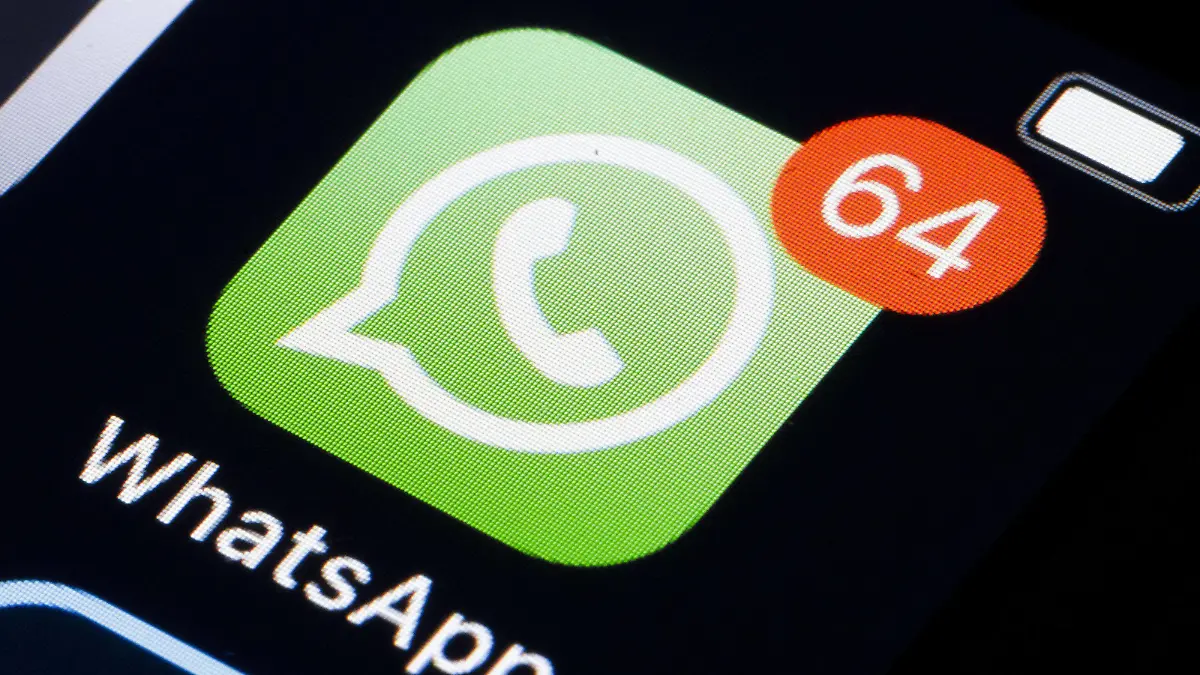 Symbolfoto: Das Logo des Instant-Messaging-Dienstes WhatsApp mit 64 ungelesenen Nachrichten wird auf einem Smartphone angezeigt. Berlin, 25.02.2020 Berlin Deutschland *** Symbol photo The logo of the instant messaging service WhatsApp with 64 unread messages is displayed on a smartphone Berlin, 25 02 2020 Berlin Germany PUBLICATIONxINxGERxSUIxAUTxONLY Copyright: xThomasxTrutschel/photothek.dex