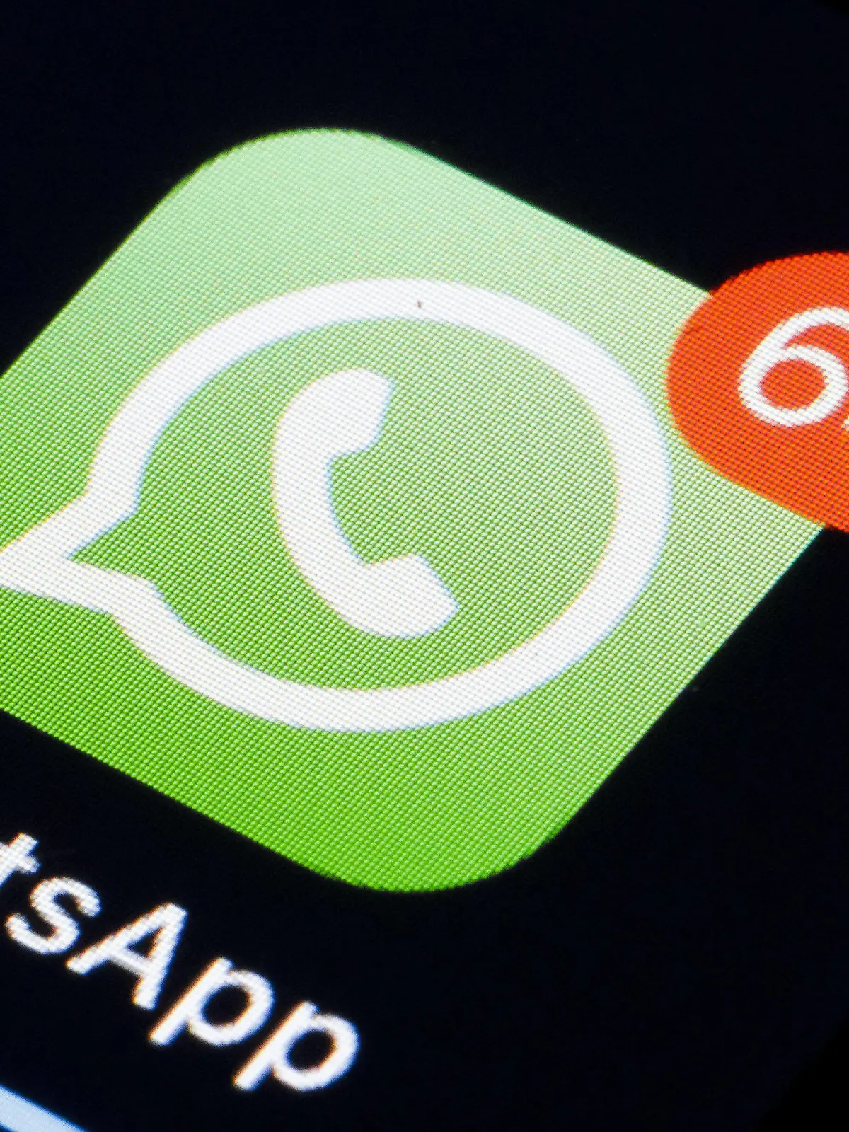  Symbolfoto: Das Logo des Instant-Messaging-Dienstes WhatsApp mit 64 ungelesenen Nachrichten wird auf einem Smartphone angezeigt. Berlin, 25.02.2020 Berlin Deutschland *** Symbol photo The logo of the instant messaging service WhatsApp with 64 unread messages is displayed on a smartphone Berlin, 25 02 2020 Berlin Germany PUBLICATIONxINxGERxSUIxAUTxONLY Copyright: xThomasxTrutschel/photothek.dex