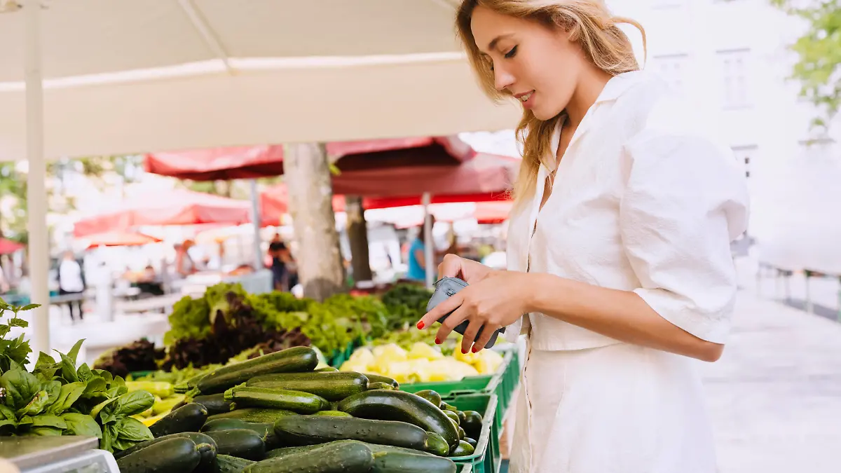 Smiling woman buying fresh vegetables in farmer s market model released, Symbolfoto, NDEF00995