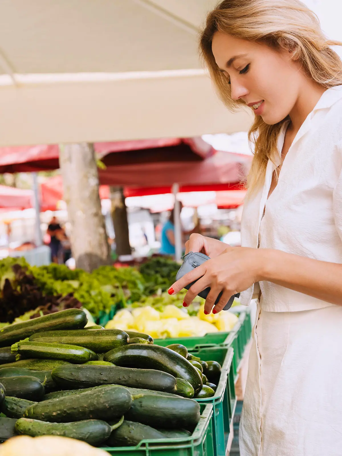 Smiling woman buying fresh vegetables in farmer s market model released, Symbolfoto, NDEF00995