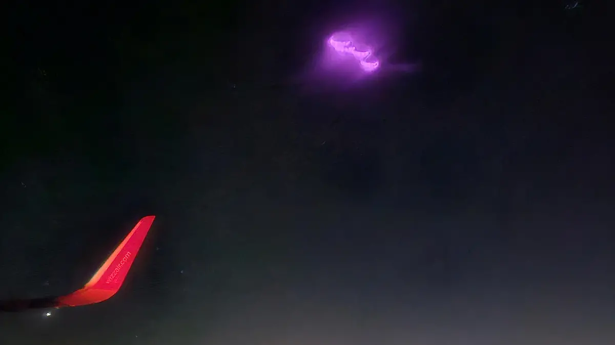 SONDERKONDITIONEN: PREISABSPRACHE!
The UFO that Denisa spotted in the air on a flight from Luton airport to Port Lotniczy Olsztyn Mazury in Szymany, Poland, January 11 2024. See SWNS story SWTPufo. A flight attendant was shocked to spot a UFO when she watched back a video she recorded from an aircraft. Denisa Tanase, 36, in Corby, Northamptonshire, was part of the cabin crew team flying from Luton airport to Syzmany in Poland on January 11, when she spotted an unidentified flying object. The Wizz Air flight attendant had been recording a video of her view at 6:10am, 20 minutes into the flight's journey, and did not see anything strange with her own eyes. However, when she watched her video back 20 minutes later she saw a strange object flashing bright pink.  / action press