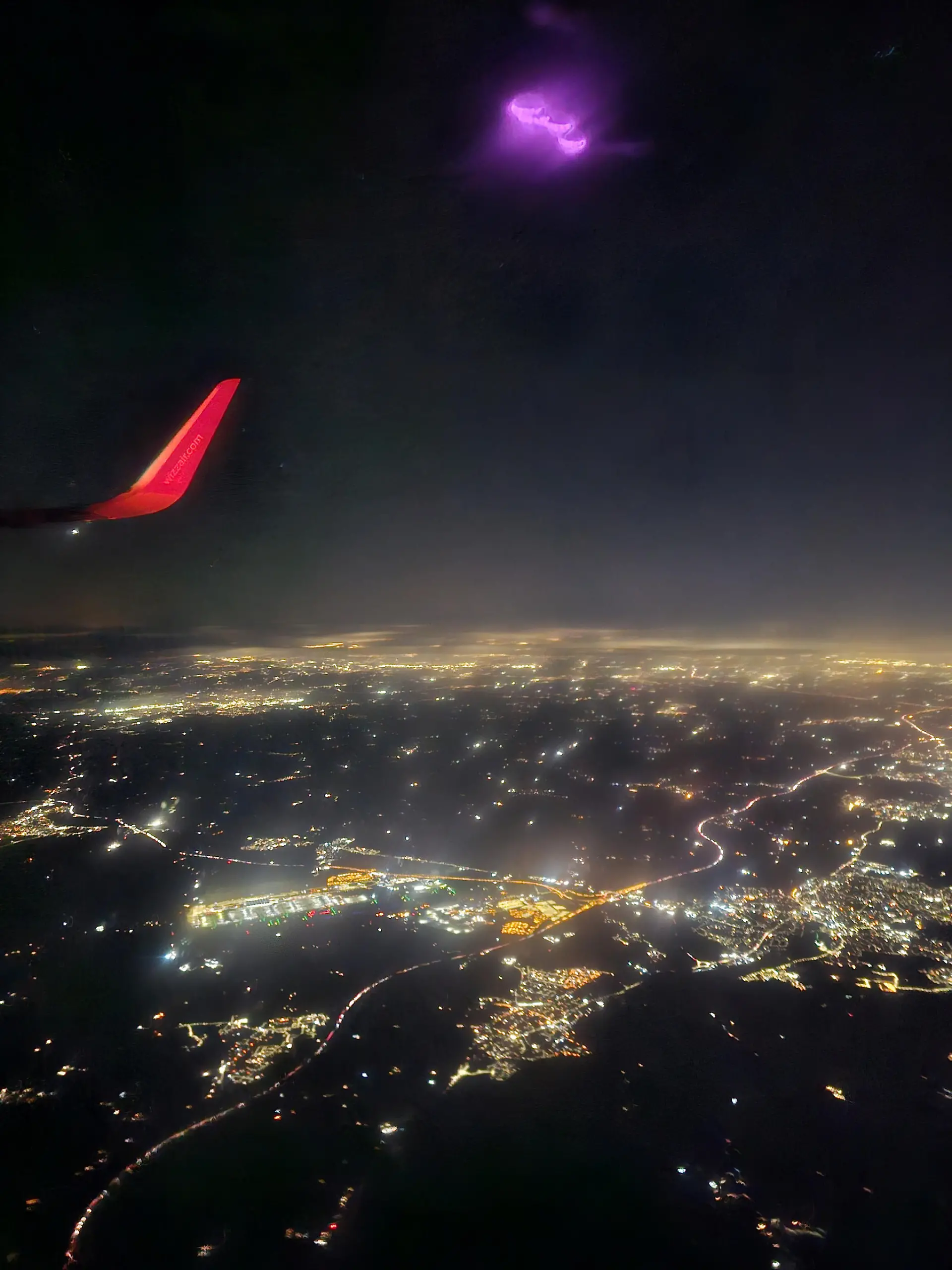 SONDERKONDITIONEN: PREISABSPRACHE!
The UFO that Denisa spotted in the air on a flight from Luton airport to Port Lotniczy Olsztyn Mazury in Szymany, Poland, January 11 2024. See SWNS story SWTPufo. A flight attendant was shocked to spot a UFO when she watched back a video she recorded from an aircraft. Denisa Tanase, 36, in Corby, Northamptonshire, was part of the cabin crew team flying from Luton airport to Syzmany in Poland on January 11, when she spotted an unidentified flying object. The Wizz Air flight attendant had been recording a video of her view at 6:10am, 20 minutes into the flight's journey, and did not see anything strange with her own eyes. However, when she watched her video back 20 minutes later she saw a strange object flashing bright pink.  / action press