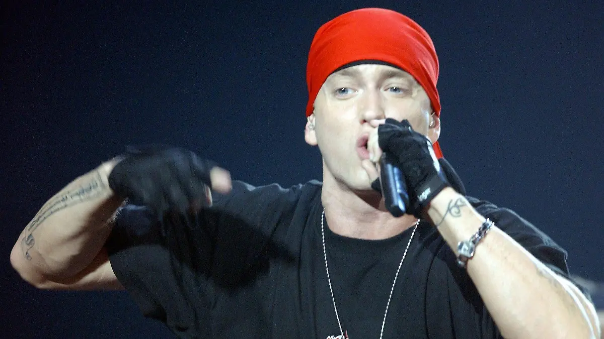 ARCHIV - 18.11.2004, Großbritannien, London: Rapper Eminem bei einem Auftritt. Am 17. Oktober 2022 wird er 50. (zu dpa-Korr "Das Unterschicht-Wunderkind: Kontroverser Starrapper Eminem wird 50") Foto: Anthony Harvey/epa/dpa +++ dpa-Bildfunk +++
