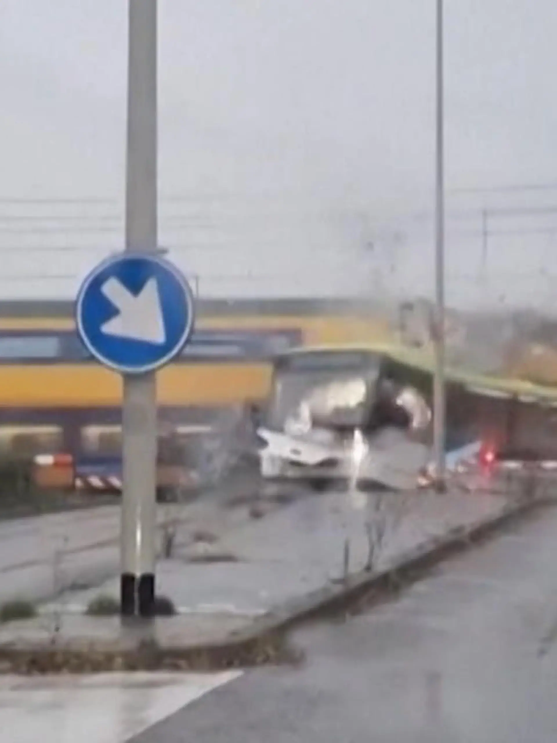 Der Busfahrer wollte den Schaffner noch warnen – doch der konnte nicht mehr reagieren. In den Niederlanden ist ein Bus auf einem Bahnübergang steckengeblieben. Der Fahrer konnte noch rechtzeitig aussteigen, eine Kollision war jedoch unvermeidbar. Wir zeigen den Moment im Video.
