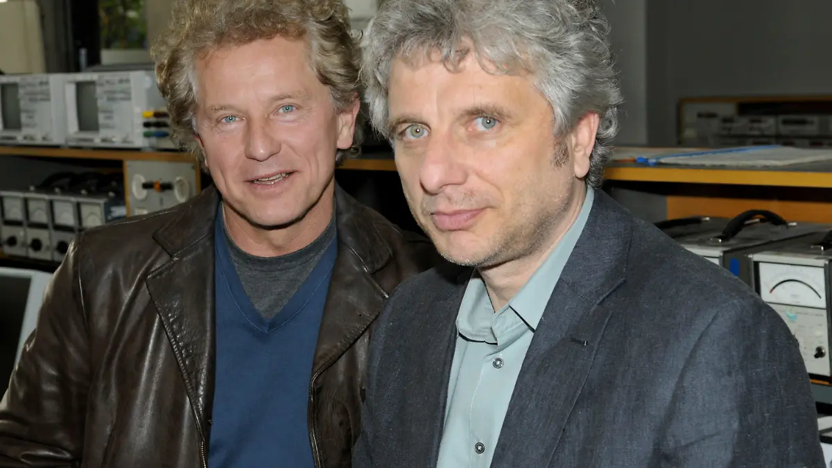 ARCHIV - 22.04.2008, Bayern, München: Die Schauspieler Miroslav Nemec (l) und Udo Wachtveitl am Rande der Dreharbeiten zum «Tatort»-Krimi «Liebeswirren». Die Münchner «Tatort»-Kommissare steigen aus der erfolgreichen ARD-Fernsehreihe aus. (zu dpa: «Münchner «Tatort»-Kommissare hören auf») Foto: Felix Hörhager/dpa +++ dpa-Bildfunk +++