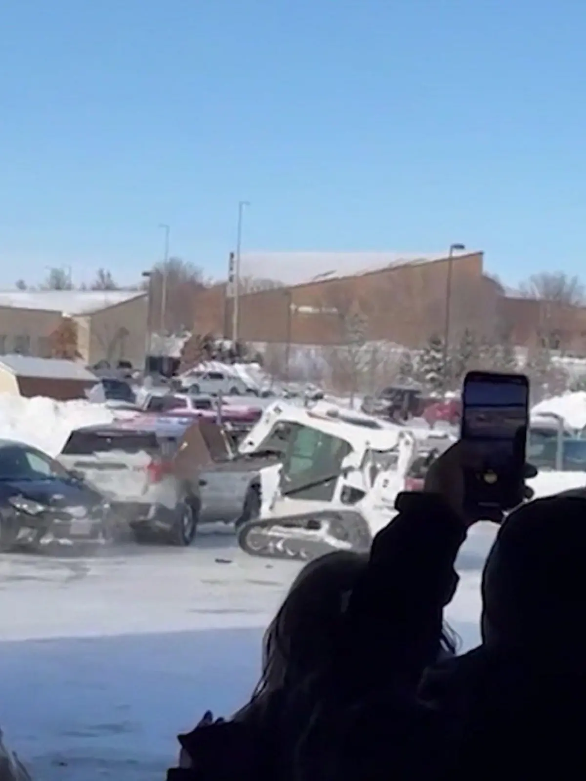 In Lincoln in den USA hat ein unbekannter Mann mit einem geklauten Mini-Bagger auf einem Parkplatz randaliert. Mehere Autos werden von ihm zerlegt, ehe Polizisten ihn mit vorgehaltenen Waffen zum Aufgeben zwingen. Die wilden Bilder zeigen wir im Video.