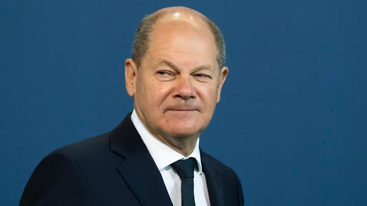 Übergabe des Vorschlags der Unabhängigen Kommission Erdgas und Wärme im Bundeskanzleramt in Berlin - Bundeskanzler Olaf ScholzÜbergabe des Vorschlags der Unabhängigen Kommission Erdgas und Wärme im Bundeskanzleramt in Berlin - Bundeskanzler Olaf Scholz, Berlin Berlin Deutschland Bundeskanzleramt *** Handover of the proposal of the Independent Commission on Natural Gas and Heat at the Federal Chancellery in Berlin Federal Chancellor Olaf Scholz Handover of the proposal of the Independent Commission on Natural Gas and Heat at the Federal Chancellery in Berlin Federal Chancellor Olaf Scholz, Berlin Berlin Germany Federal Chancellery