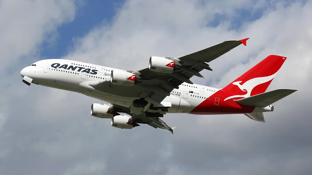 London Heathrow, Großbritannien - 28. August 2015: Ein Airbus A380 der Qantas mit der Kennung VH-OQB startet vom Flughafen London Heathrow LHR. Der Airbus A380 Superjumbo ist das größte Passagierflugzeug der Welt. Qantas ist die größte australische Fluggesellschaft. LicenseRF Qantas Flugzeug Airbus A380 LIC:RF