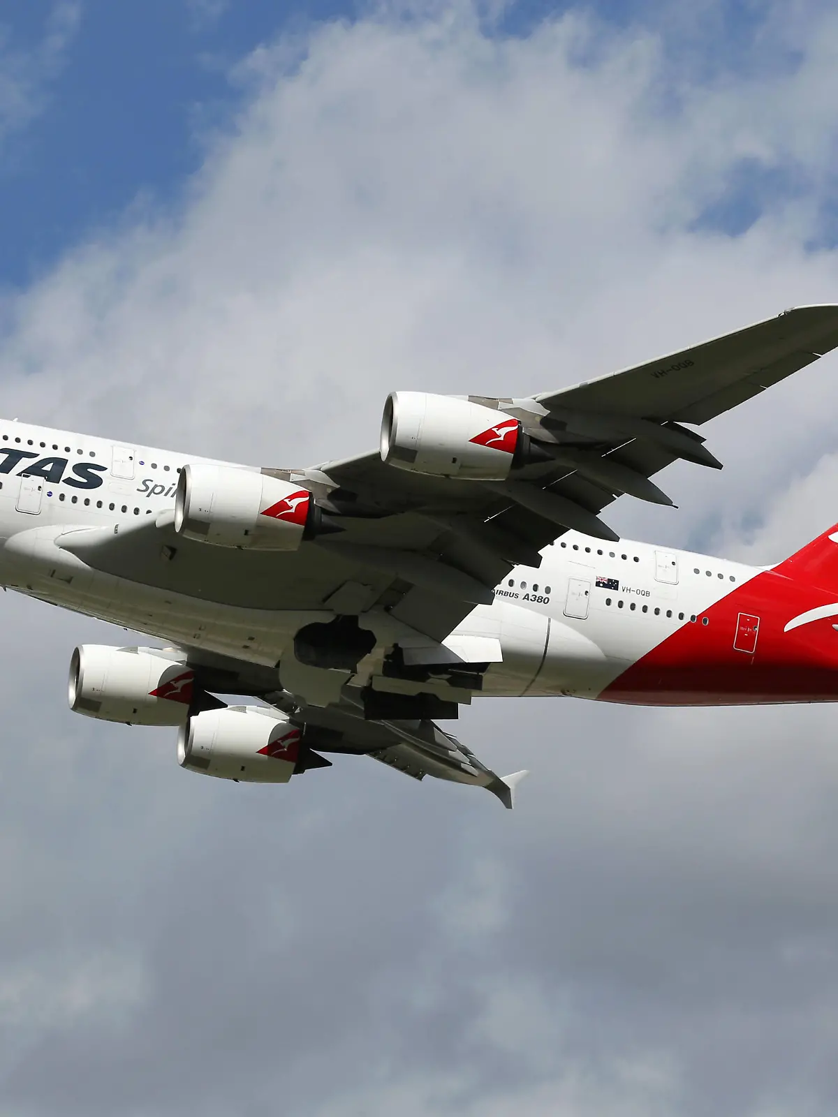 London Heathrow, Großbritannien - 28. August 2015: Ein Airbus A380 der Qantas mit der Kennung VH-OQB startet vom Flughafen London Heathrow LHR. Der Airbus A380 Superjumbo ist das größte Passagierflugzeug der Welt. Qantas ist die größte australische Fluggesellschaft. LicenseRF Qantas Flugzeug Airbus A380 LIC:RF 