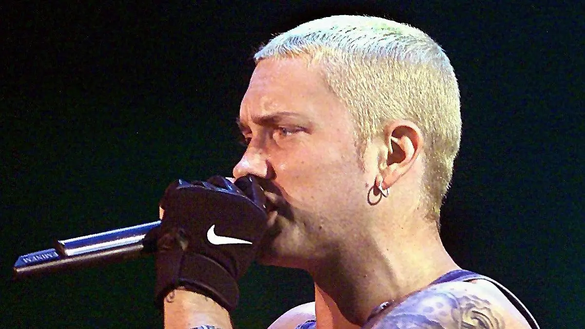 ARCHIV - 30.01.2001, Hamburg: US-Rapper Eminem, eigentlich Marshall Bruce Mathers III., gibt ein Konzert. Am 17. Oktober 2022 wird er 50. (zu dpa-Korr "Das Unterschicht-Wunderkind: Kontroverser Starrapper Eminem wird 50") Foto: Stefan Hesse/dpa +++ dpa-Bildfunk +++
