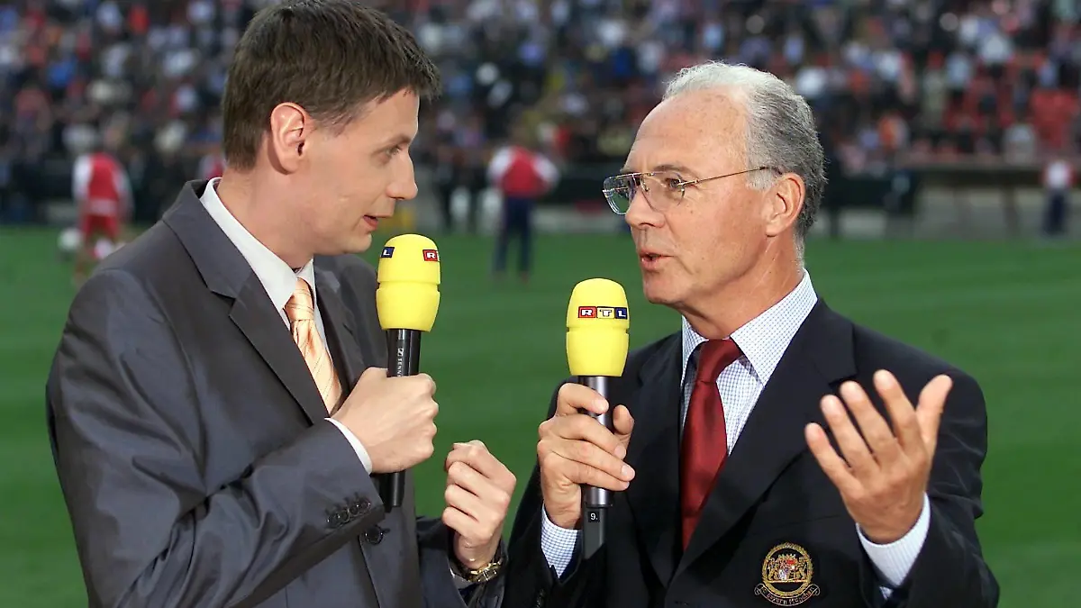 Bildnummer: 00330094 Datum: 23.05.2001 Copyright: imago/Bernd Müller
RTL-Moderator Günther Jauch (li.) und Präsident Franz Beckenbauer - Interview; Vdig, quer, close, Günter, Funktionär, Funktionäre, Präsidium, Vorstand, Vereinsführung, Medien, Fernsehen, TV, Reporter, Sportreporter, Fernsehreporter, Journalist, Sportjournalist, Fernsehjournalist, Sportmoderator, Fernsehmoderator, Mikro, Mikrofon Champions League 2000/2001, Finale, Endspiel, FC Bayern München, Gespräch Mailand Stadio Giuseppe Meazza, San Siro Fußball EC 1 Herren Mannschaft Italien Gruppenbild Randmotiv Personen