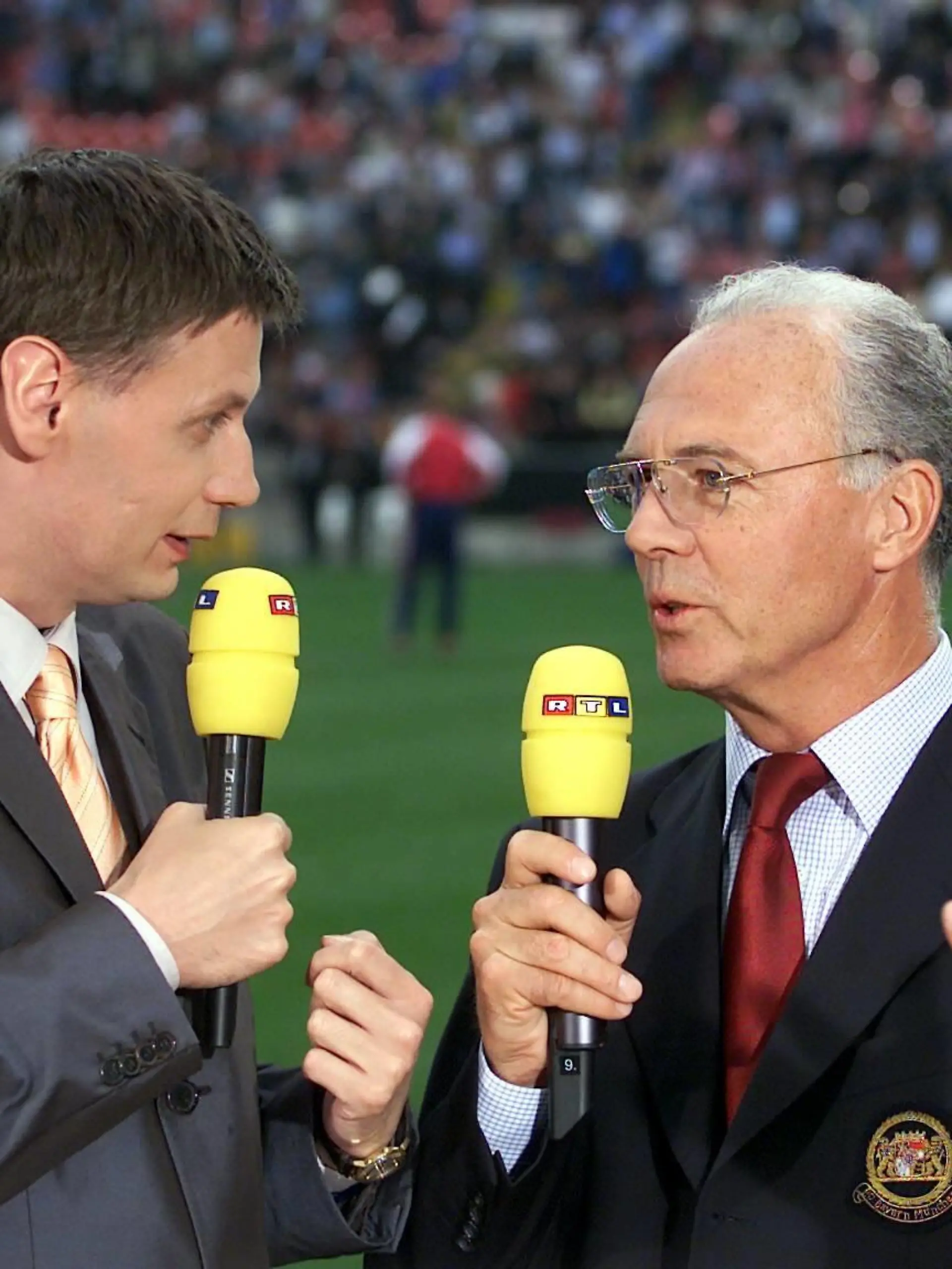Bildnummer: 00330094  Datum: 23.05.2001  Copyright: imago/Bernd Müller
RTL-Moderator Günther Jauch (li.) und Präsident Franz Beckenbauer - Interview; Vdig, quer, close, Günter, Funktionär, Funktionäre, Präsidium, Vorstand, Vereinsführung, Medien, Fernsehen, TV, Reporter, Sportreporter, Fernsehreporter, Journalist, Sportjournalist, Fernsehjournalist, Sportmoderator, Fernsehmoderator, Mikro, Mikrofon Champions League 2000/2001, Finale, Endspiel, FC Bayern München, Gespräch Mailand Stadio Giuseppe Meazza, San Siro Fußball EC 1 Herren Mannschaft Italien Gruppenbild Randmotiv Personen