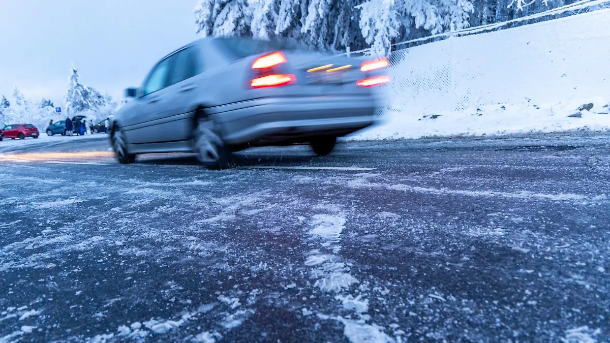 Schnee und Eis im Taunus Ein PKW fährt über die Straße am Großen Feldberg im Taunus, die teils mit Schnee und Eis bedeckt ist. Für den morgigen Tag warnt der DWD vor Unwetter durch Eisregen mit Glatteis und starken Schneefall in Teilen von Hessen und Deutschland., Schmitten Hessen Deutschland *** Snow and ice in the Taunus A car drives over the road on the Großer Feldberg in the Taunus, which is partly covered with snow and ice For tomorrow, the DWD warns of severe weather due to freezing rain with black ice and heavy snowfall in parts of Hesse and Germany , Schmitten Hesse Germany