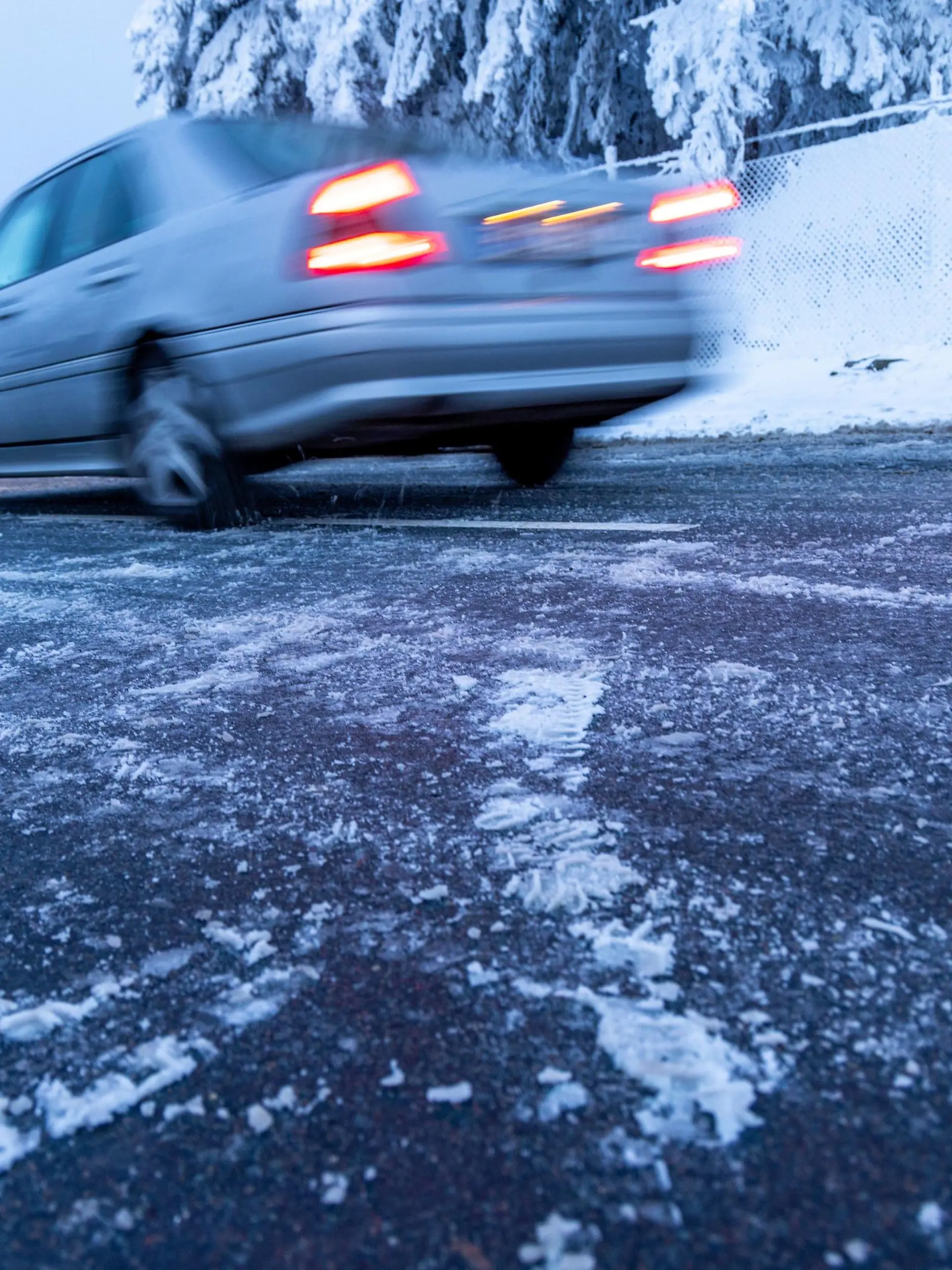Schnee und Eis im Taunus Ein PKW fährt über die Straße am Großen Feldberg im Taunus, die teils mit Schnee und Eis bedeckt ist. Für den morgigen Tag warnt der DWD vor Unwetter durch Eisregen mit Glatteis und starken Schneefall in Teilen von Hessen und Deutschland., Schmitten Hessen Deutschland *** Snow and ice in the Taunus A car drives over the road on the Großer Feldberg in the Taunus, which is partly covered with snow and ice For tomorrow, the DWD warns of severe weather due to freezing rain with black ice and heavy snowfall in parts of Hesse and Germany , Schmitten Hesse Germany