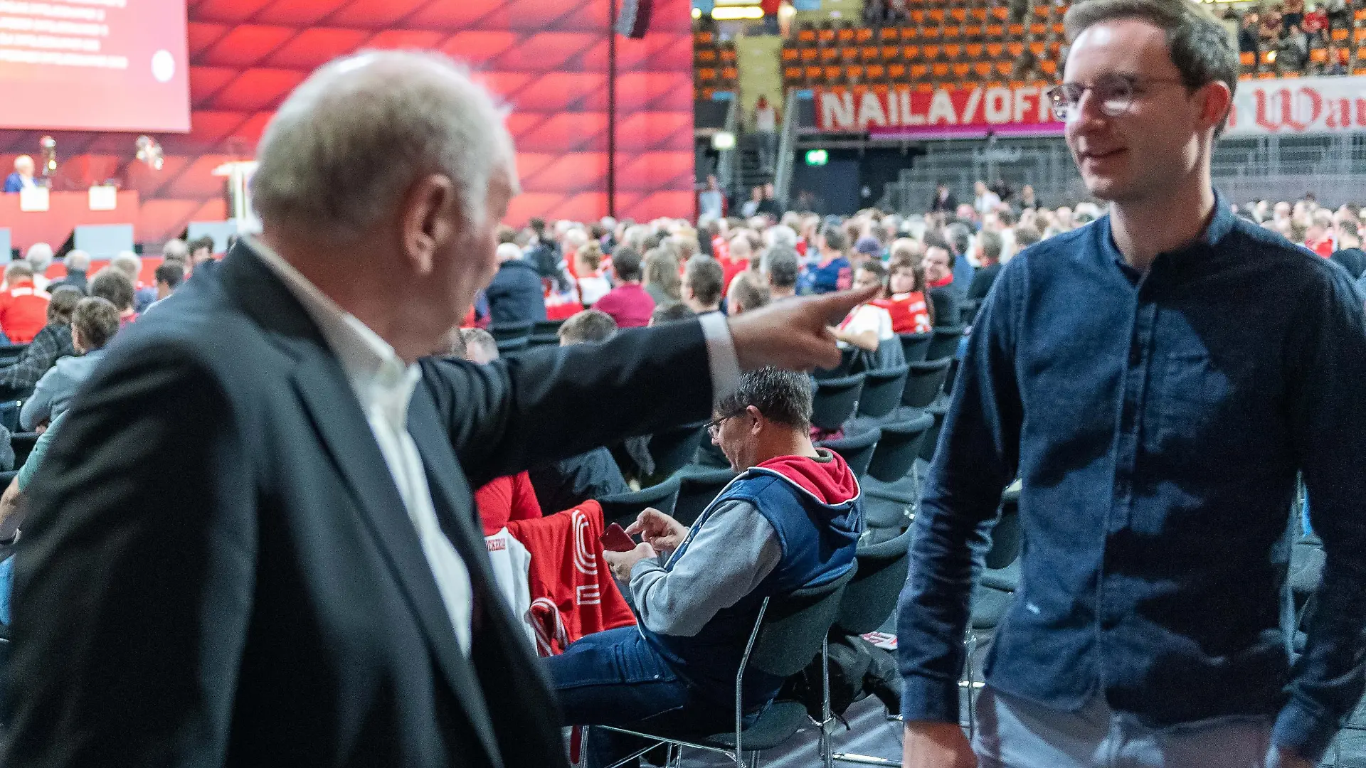 Uli Hoeness spricht Michael Ott an, GER, FC Bayern Muenchen (FCB), Jahreshauptversammlung, Fussball, Bundesliga, Spielzeit 2022/2023, 15.10.2022, Foto: Eibner-Pressefoto/Sascha Walther