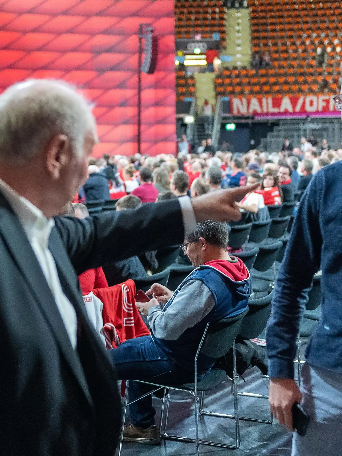 Uli Hoeness spricht Michael Ott an, GER, FC Bayern Muenchen (FCB), Jahreshauptversammlung, Fussball, Bundesliga, Spielzeit 2022/2023, 15.10.2022, Foto: Eibner-Pressefoto/Sascha Walther