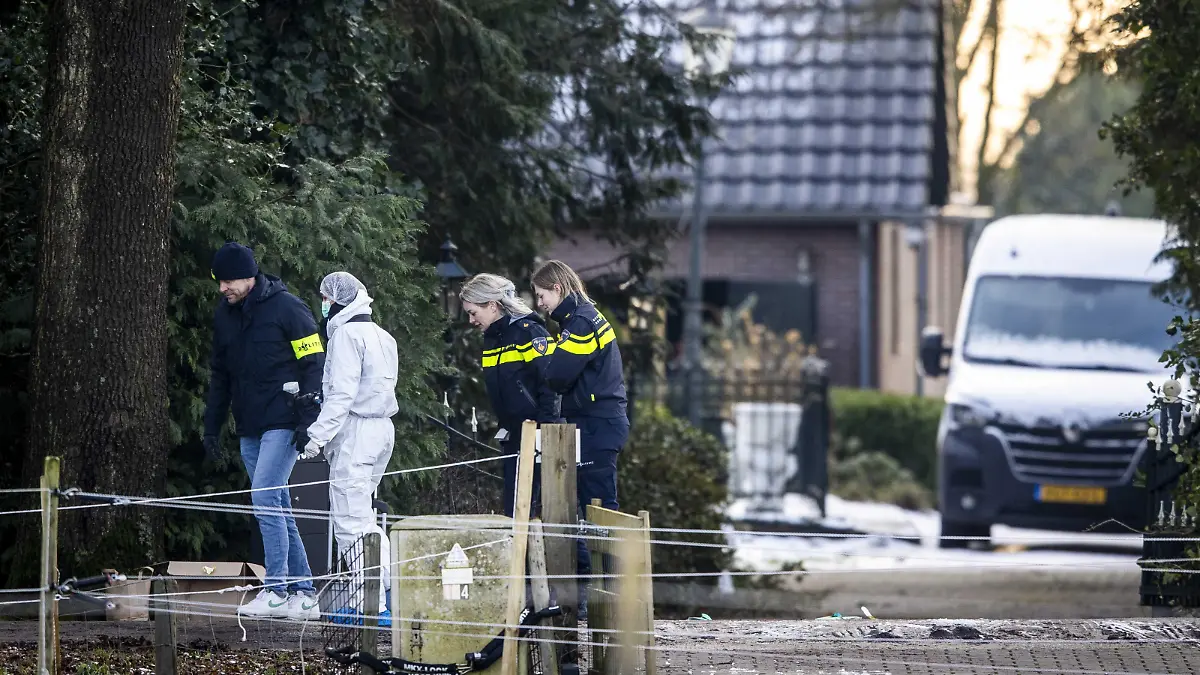 2024-01-16 14:32:16 WEITEVEEN  Spurenermittlung durch die Polizei in Weiteveen in Drenthe. Bei einem gewalttätigen Vorfall kamen zwei Menschen ums Leben. ANP VINCENT JANNINK