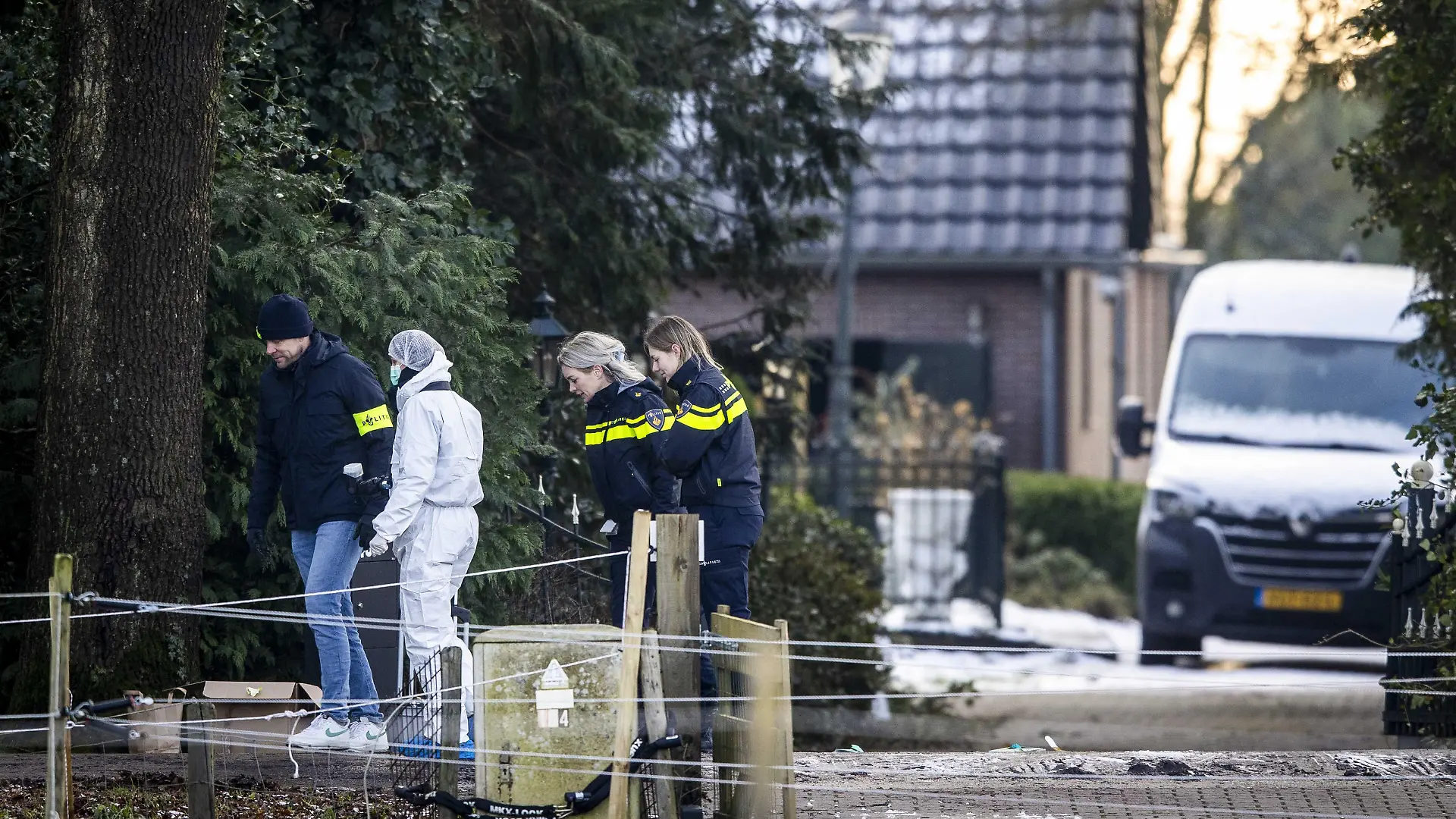 2024-01-16 14:32:16 WEITEVEEN Spurenermittlung durch die Polizei in Weiteveen in Drenthe. Bei einem gewalttätigen Vorfall kamen zwei Menschen ums Leben. ANP VINCENT JANNINK