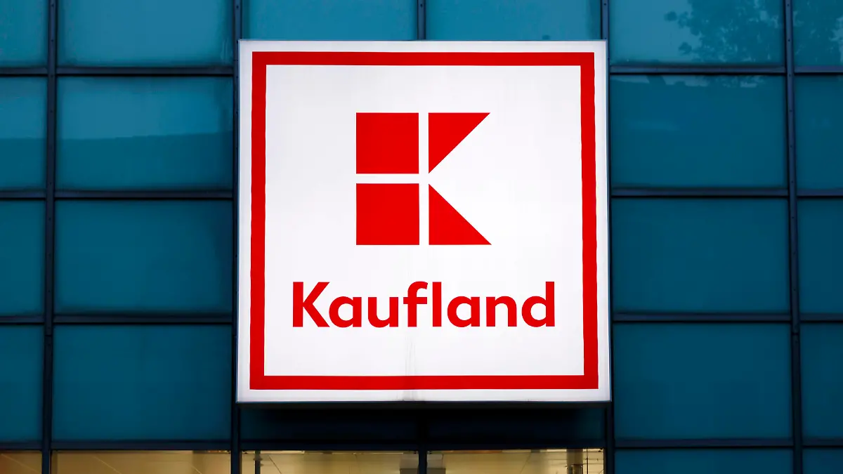 Eine Kaufland-Filiale in der Thebäerstrasse in Ehrenfeld. Kaufland ist ein Unternehmen des Lebensmitteleinzelhandels mit Sitz in Neckarsulm, Deutschland. Nach dem geplatzten Werbedeal zwischen Kaufland und Michael Wendler, stellt der Schlagerstar der Supermarktkette eine ordentliche Summe in Rechnung. Das Unternehmen hatte die Kampagne aufgrund seiner Corona-Äußerungen zurückgezogen. Themenbild, Symbolbild. Köln, 15.10.2020 *** A Kaufland branch on Thebäerstrasse in Ehrenfeld Kaufland is a food retailing company based in Neckarsulm, Germany After the failed advertising deal between Kaufland and Michael Wendler, the pop star is now charging the supermarket chain a tidy sum The company had withdrawn the campaign due to its corona state Foto:xC.xHardtx/xFuturexImage