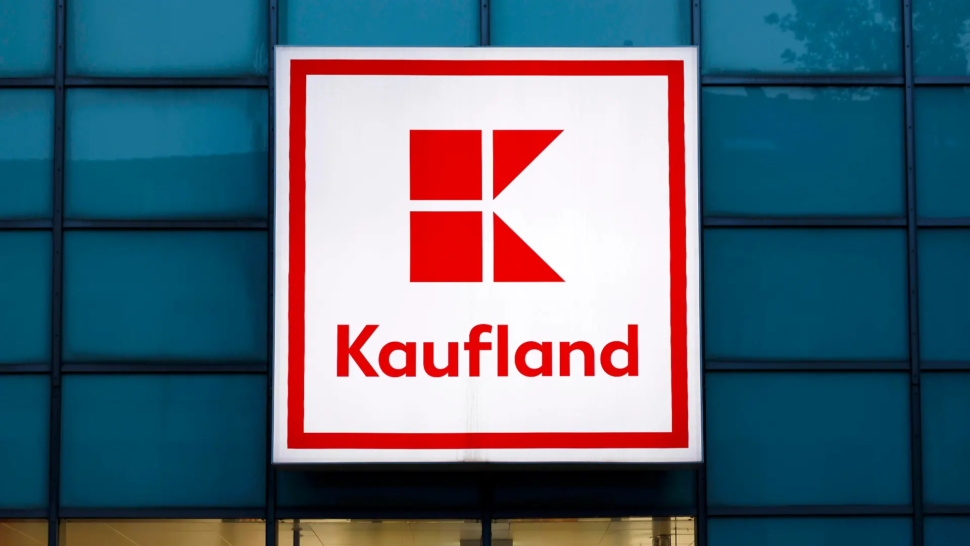 Eine Kaufland-Filiale in der Thebäerstrasse in Ehrenfeld. Kaufland ist ein Unternehmen des Lebensmitteleinzelhandels mit Sitz in Neckarsulm, Deutschland. Nach dem geplatzten Werbedeal zwischen Kaufland und Michael Wendler, stellt der Schlagerstar der Supermarktkette eine ordentliche Summe in Rechnung. Das Unternehmen hatte die Kampagne aufgrund seiner Corona-Äußerungen zurückgezogen. Themenbild, Symbolbild. Köln, 15.10.2020 *** A Kaufland branch on Thebäerstrasse in Ehrenfeld Kaufland is a food retailing company based in Neckarsulm, Germany After the failed advertising deal between Kaufland and Michael Wendler, the pop star is now charging the supermarket chain a tidy sum The company had withdrawn the campaign due to its corona state Foto:xC.xHardtx/xFuturexImage