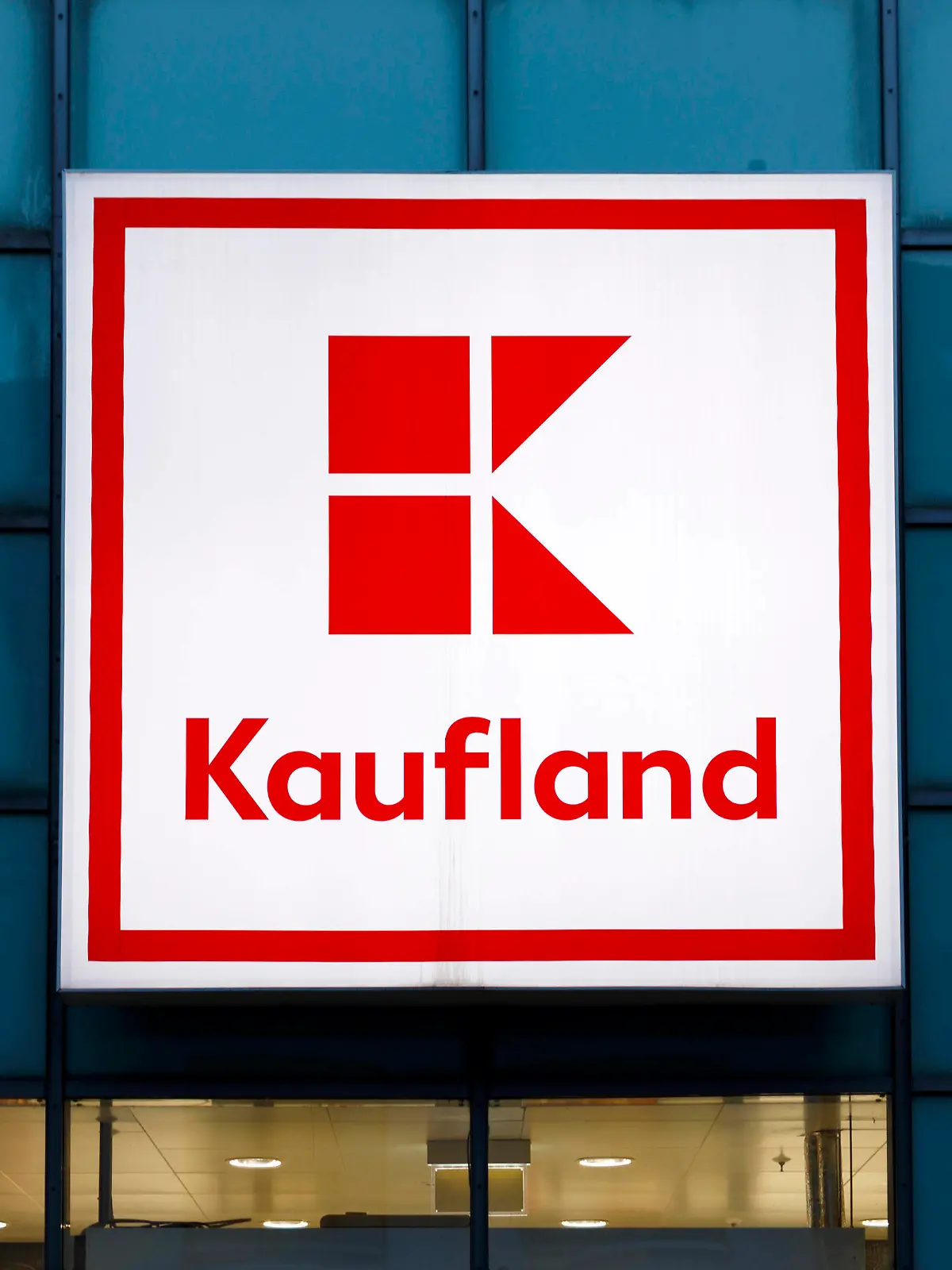Eine Kaufland-Filiale in der Thebäerstrasse in Ehrenfeld. Kaufland ist ein Unternehmen des Lebensmitteleinzelhandels mit Sitz in Neckarsulm, Deutschland. Nach dem geplatzten Werbedeal zwischen Kaufland und Michael Wendler, stellt der Schlagerstar der Supermarktkette eine ordentliche Summe in Rechnung. Das Unternehmen hatte die Kampagne aufgrund seiner Corona-Äußerungen zurückgezogen. Themenbild, Symbolbild. Köln, 15.10.2020 *** A Kaufland branch on Thebäerstrasse in Ehrenfeld Kaufland is a food retailing company based in Neckarsulm, Germany After the failed advertising deal between Kaufland and Michael Wendler, the pop star is now charging the supermarket chain a tidy sum The company had withdrawn the campaign due to its corona state Foto:xC.xHardtx/xFuturexImage